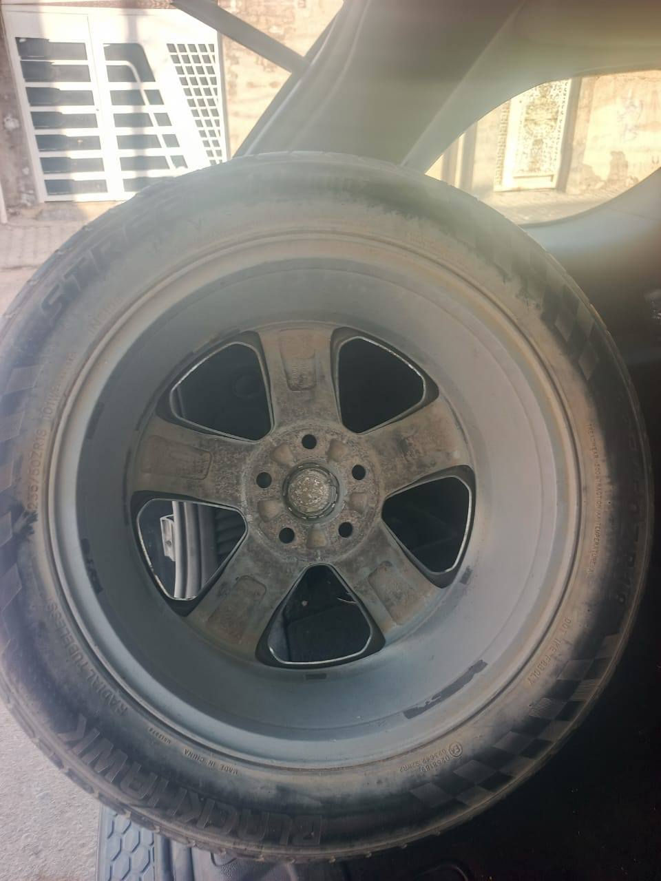 ويل مع تاير حجم ١٨ دورنكو جيب يشتغل كامل بس اتشده ١٦٠ الف  مكاني النجف ***********
