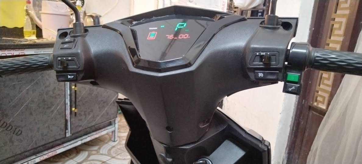 العنوان: وحش الشحن (TANK) للبيع - مواصفات خاصة ونظافة توب ⚡️
الوصف:
السلام عليكم شباب، عندي هاي الدراجة الشحن (ماركة تانك) للبيع، دراجة مال بيت ونظيفة جداً وجاهزة من كلشي. انسى البنزين والانتظار بالمحطات، هاي المواصفات اللي تدور عليها:
​✅ البطاريات: تحتوي على 6 بطاريات (نظافة ممتازة).
✅ المسافة: تمشيك 60 كيلو بالشحنة الواحدة (اقتصادية جداً).
✅ السرعة: سرعتها الحقيقية توصل للـ 60 كم/ساعة.
✅ الشحن السريع: تشحن من الصفر للـ 100% بساعة وربع فقط (يعني ما تمل من الانتظار).
✅ الاضافات والتقنيات:
​مثبت سرعة (Cruise Control) للراحة بالخطوط الطويلة.
​منفذ AUX لشحن الموبايل وأنت تمشي.
​لايت ليد ليزري (عالي - ناصي) قوي جداً.
​إشارات وكهربائيات كلها شغالة 100%.
​💰 السعر: 950 ألف دينار عراقي، وبيه مجال بسيط للشراي الطيب.
📍 المكان: (بغداد...الدوره).
📞 للتواصل: راسلني خاص أو اتصل على الرقم: (*********** ).رصيد معلق واتساب تحصلني 
​نصيحة: هاي الدراجة بمواصفات "ساعة وربع شحن" و"60 كيلو مشي" مرغوبة جداً،
