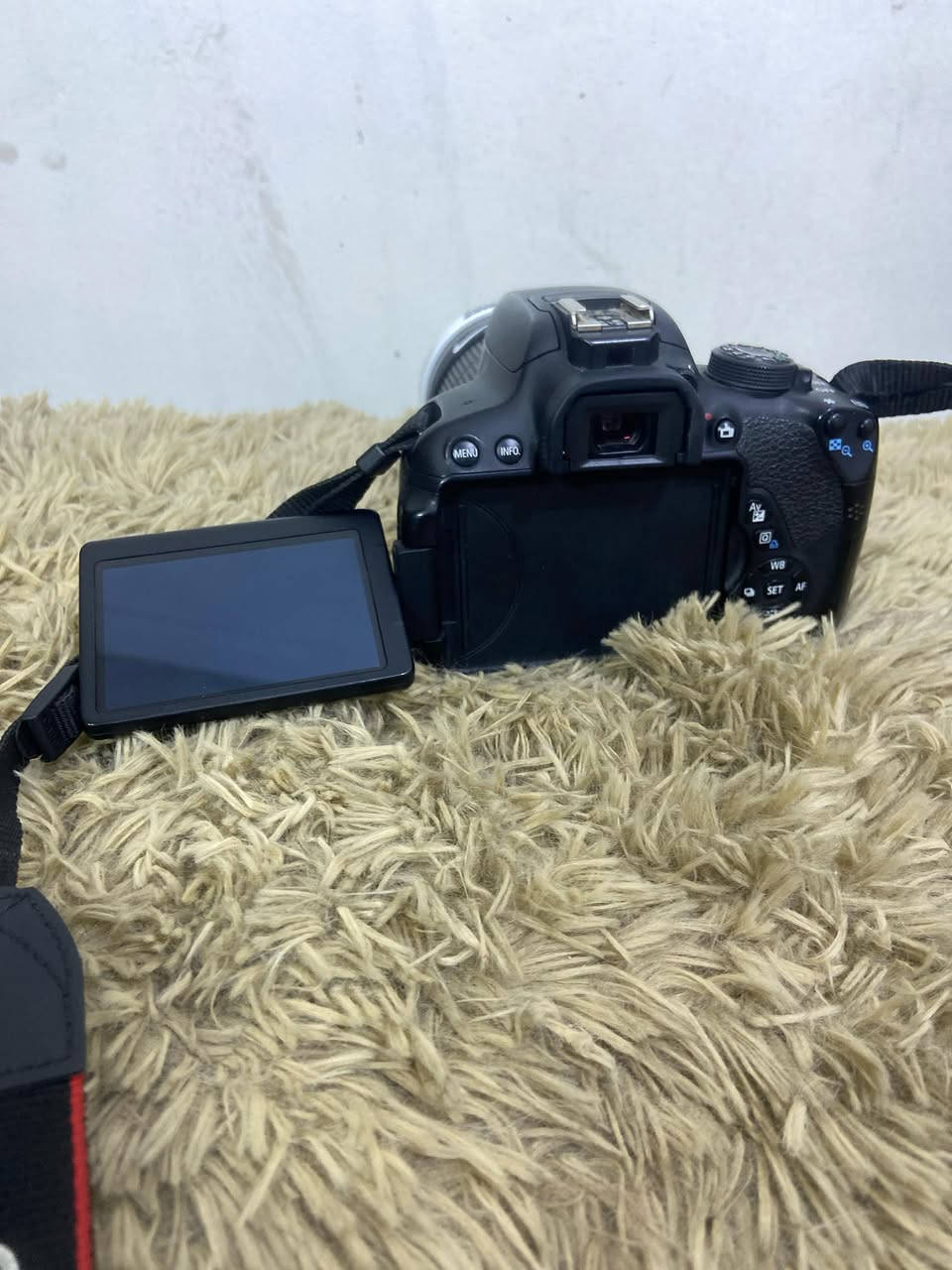 كانون d700 وياها عدسه 250-55 وعدسه ثانيه 55-18 بس بيها عطل ووياها كرب شترها ما اعرفه شگد بالمضبوط بس ما يتعدى الـ10 ملحقاتها كامله بطارية الاصليه وشاحنة الاصليه وحزام الاصلي مالتها وكلهن نضيفات ونتائجها كلش حلوه بس باب بطارية ما بيها لأن بيها كرب سعرها قيم باليرضي الـلّـه لأن كامره كلش نضيفه وما مستعملها هواي


**إذا كنت صاحب هذا الإعلان وتريد حذفه لأي سبب، رجاءا أرسل رسالة إلى الدعم الفني**