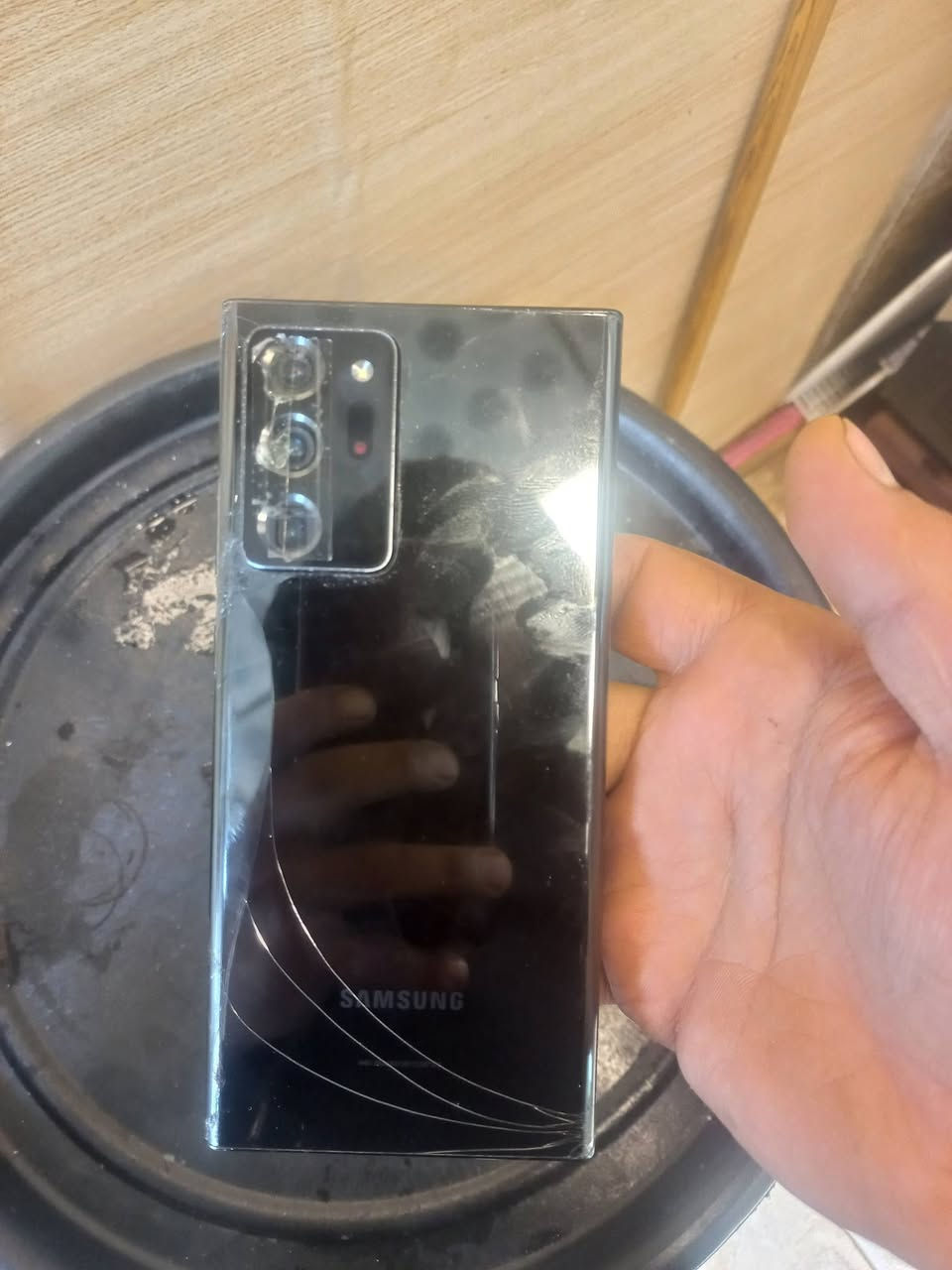 سلام عليكم نوت ٢٠ الترة ذاكرة ٢٥٦ شاشة مضروبة السعر ١٣٠ رقم ***********
