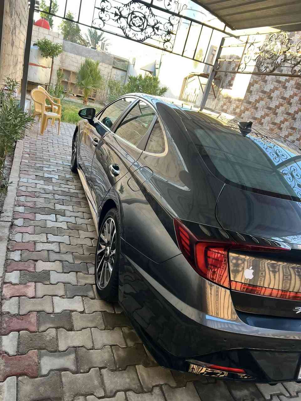 السلام عليكم 
سوناتا 2023 limited فول فول للاخير 

محرك : 1.6t اقتصادي واعتمادي

گير : 8سرعات 

الضرتبديل جاملق وبنيد نفس الون

ممشى السيارةحالين ا49لف ماشيه اخت زيرو

السيارة بدون اي نقوصات بدون مصرف جاهزة من كل النواحي وبدون اي مشاكل

مواصفات السيارة :
-لايت ليد وعدسات خاص بفئة الـ limited
-داخل جملي لون مميز 
-مقاعد كهرباء وميموري
-مقاعد تدفئة وتبريد
مقاعد جلد نابا طبيعي- 
-تدفئة ستيرن 
-بانوراما 
-اضائة داخلية 64 لون متغير 
-عدادات شاشة 
-اربع وضعيات قيادة( sport-smart-normal-custom )
-شاحن وايرليس
-اوتو هولد 
-كامرات 360 درجة محيطية
-كامرات مع الاشارة 
-رادار جانبي ورادار خلفي ورادار امامي ومحافظة على المسار
-مثبت سرعة متفاعل
-داتا شو 
-تبريد قطعتين ومنفصل 
-تشغيل عن بعد وتحريك السيارة عن طريق الريمونت 
-ويل حجم 18 
-نظام صوتي Bose محيطي 16سماعة
-اوتو بريك وتنبه من الاصدام

وهواي مواصفات بعد معروفة الاعلى فئة بالسوناتا 
(حادث صطحي شاصي مكفول )

السيارة مرقمة باسمي وجاهزة التحويل بنفس اليوم
السيارة مرقمة بصره 
مكان السيارة بل بصره 
سعر السيارة 175بيها مجال بسيط 
للتواصل خاص او على الرقم :***********
