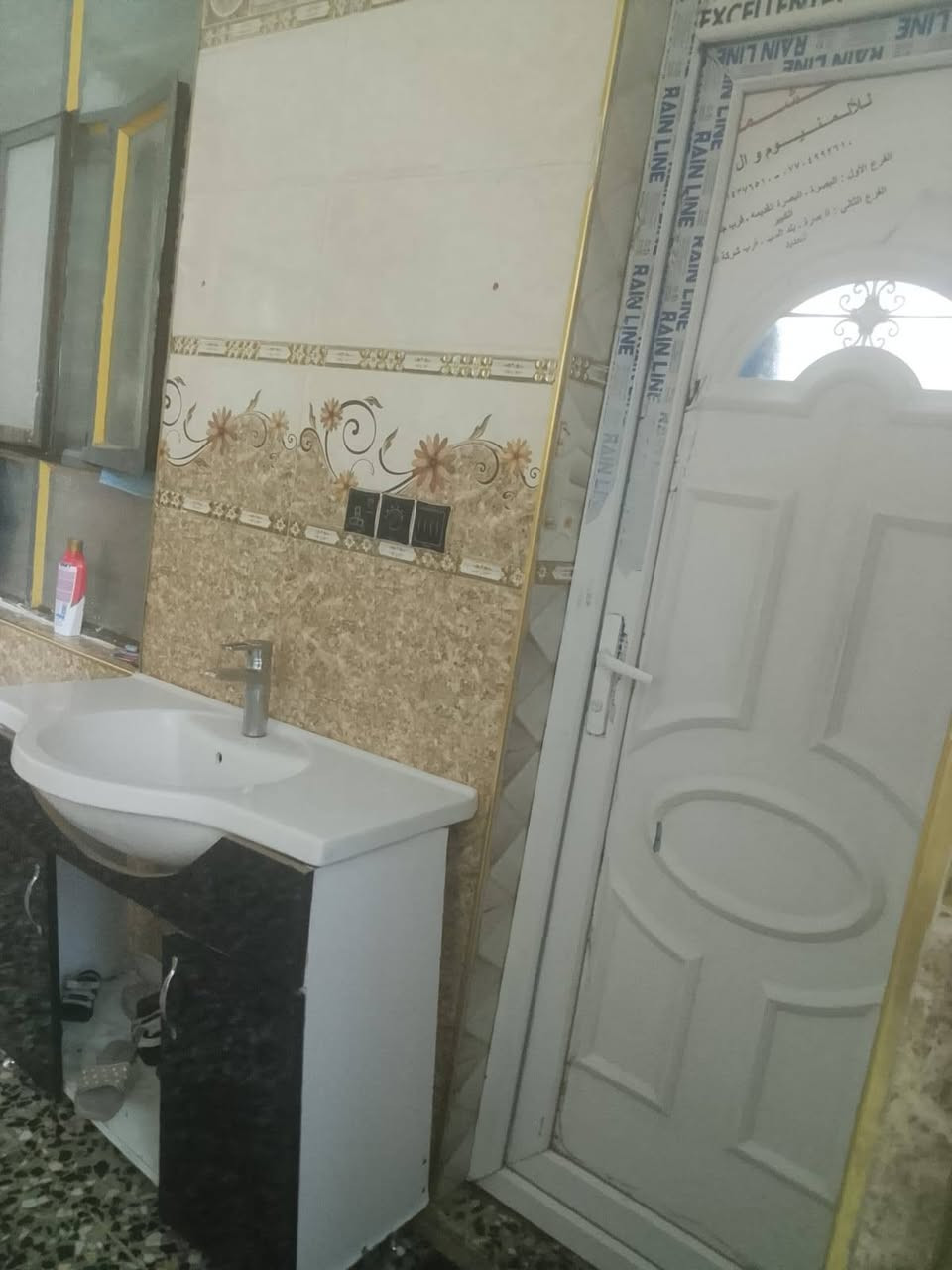 السلا عليكم بيت كامل 144 للايجار فوك مشتمل سويت كامل معزول درج وباب بناء حديث 3غرف ومطبخ وبالكون كبيره وصحيات طابق للارضي هم للايجار صاله ومطبخ حار وبار واستقبال وغرقتين ومنورين وصحيات بناء حديث للاستفسار ***********
