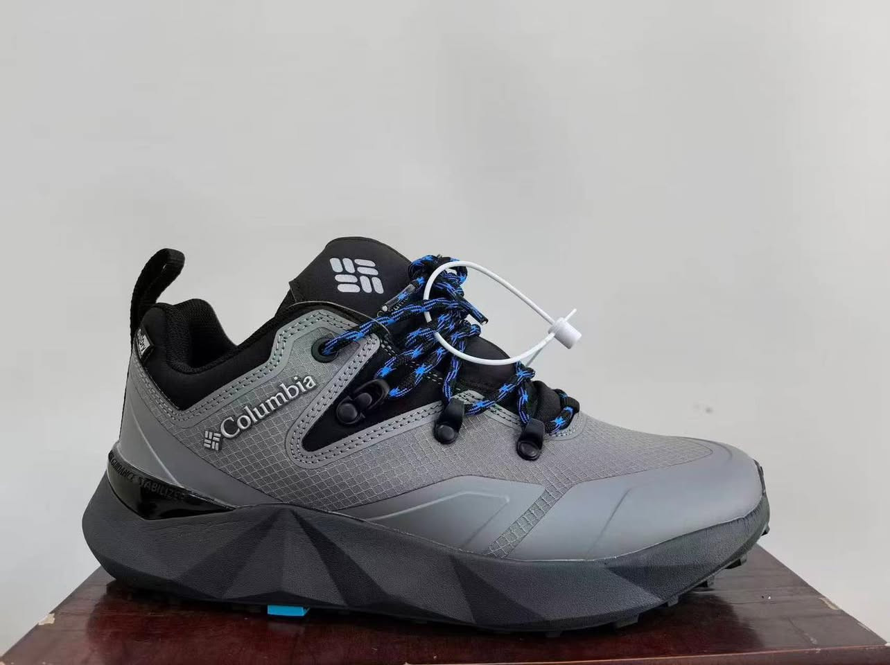 كولمبي اصلي إصدار جديد👌يتوفر لدينا جميع الماركات الاوربيه العنوان ناصريه شارع الجمهوريه ***********
