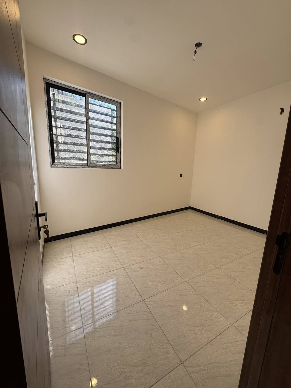 شقة ملك صرف طابو
طابق ارضي 

مساحة الشقة 65 متر

تحتوي على 

غرفة نوم + صالة + خدمات + منور 

الموقع 📍

الاعظمية 📍

خلف كلية  ابن الهيثم 📍

(السعر 100 مليون )

بحالة الاستثمار تؤجر(  500 الف )

للاستفسار ☎️

📞***********
