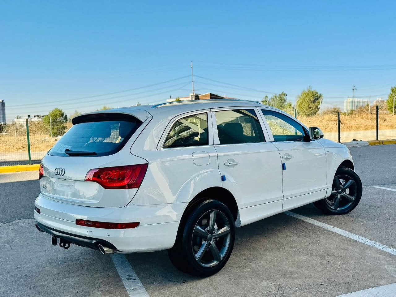 بسم الله الرحمن الرحيم
▫️ئاودى Q7 S-line Quattro 2013 فول مواصفات ١/١
مواصفات خليجي وكالة شريكة سردار ضمان دولي
-----------------------------------------
مكان🌆: سليمانى                سعر💵: 132$
هاتف☎️: *********** /// *********** 
-----------------------------------------
محرك سته سلندر V6 3.0L سوپه ر چارچ محرك بنزين
گير و محرك بشرط مامفتوح
بدون سوت و دغان و صرف  خلل بشرط فحص
ماشية 82 الف حقيقى
-----------------------------------------
▫️سيارة حيل حيلوة جديد ماشالله
(( بيها نص صندوق مصبوغ )) بدون دواخل و بدون أيرباگ
سيارة كل على وضع بيلادي
----------------------------------------
▫️مواصفات
{ بصمة - پانوراما - رادار - داخل بيجي - صندوق شفت - ٣ پردة - ماوس - ٧ راكب - كشنات تتفيئة و تبريد - كشنات جلد - كشن و ستيرن كهربا و خزن - سيدي بوكس - تبريد مركزي - كاميرا - حساس خلفي و امامي - لايت ليد - ڤوليوم - تحديد سورعه - وبعد )
------------------------------------------
اربع تايرات و ويل بيلادي جديد
سنوي و رقم و هه زة كل جديد
ته حويل غه رامة بشرط سنوي بأسمي
سيارة شرط بدون اى نواقص گير و محرك و حدادي و كاهرباى كل بشرط
-------------------------------------------
