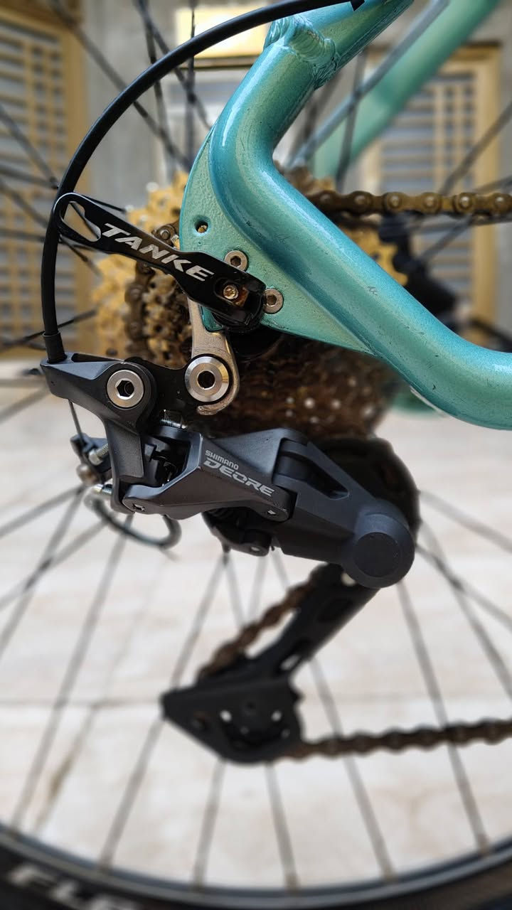 السلام عليكم
بايسكل جبلي ماركه FLASH
بطيخة صوت طرب عالي
سستم شيمانو ديور ياباني 10 سبيد
بريكات هايدروليك Shimano mt200
عگرب و شفتر ديور Shimano deore 
دبلات هوائيه ماركه bolany
السعر 425 الف
مكاني بصرة 
***********
