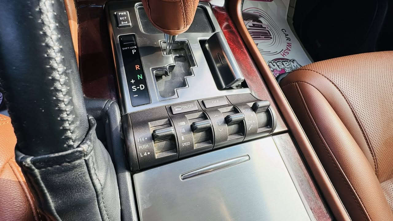 سلام عليكم للبيع لكزز موديل ١١
عله وضع شركه

سيارة جديدة 

رقم شمالي 

ماشيه ١٤٠

فول موصفات 

ترهم مراوس

***********
