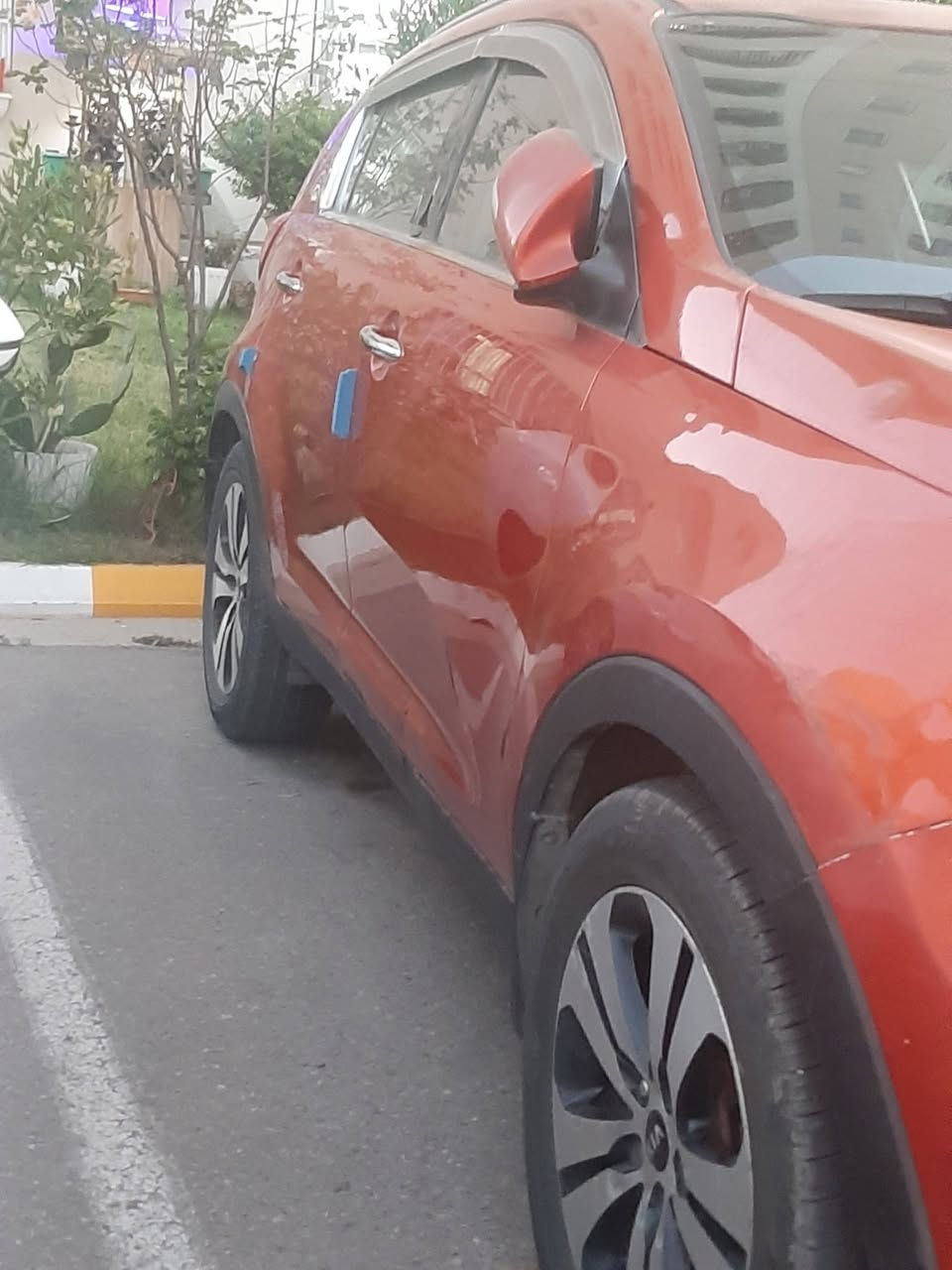 سيارة سبورتج خليجي موديل ٢٠١٣محرك ٢٠٠٠دوش الاطارات بحاله جيده جدا بيها طخه بين باب السايق والجاملغ ومصلحه ماشيه ١٣٠كم تبريد شغال هزه جديده رقم انكليزي بغداد مجمع بسمايه السكني رقم ***********السعر١٣٢ورقهةبيهامجال

