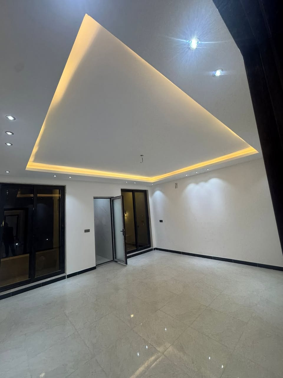 للبيع في بغداد منطقه السيديه دار سكني ١٥٠ متر �

📍 الموقع : بغداد – السيدية خلف شارع الكويتي
📐 المساحة : 150 متر
📏 الواجهة : 6 متر
📏 النزال : 25 متر
✅ واجه تصميم ملكية 

✨ مواصفات الدار ✨
🚗 كراج سيارة
🌳 حديقة مرتبة
🚪 مدخلين
🛏️ 4 غرف نوم
🛋️ صالة واسعة
🍽️ مطبخ
🚿 3 حمامات
👑 غرفة ماستر
🏠 حولي داخلي كبير

📍 موقع راقي ومميز جداً
💰 السعر مناسب جداً جداً ومغري

🔥 فرصة لا تعوض
📩 للحجز والاستفسار خاص
☎️ الجادين فقط ***********
مكتب مهند الغريري للعقار السيديه شارع العلوه مقابل مدرسه حلم الغد الاهليه وقرب مطعم سماش
