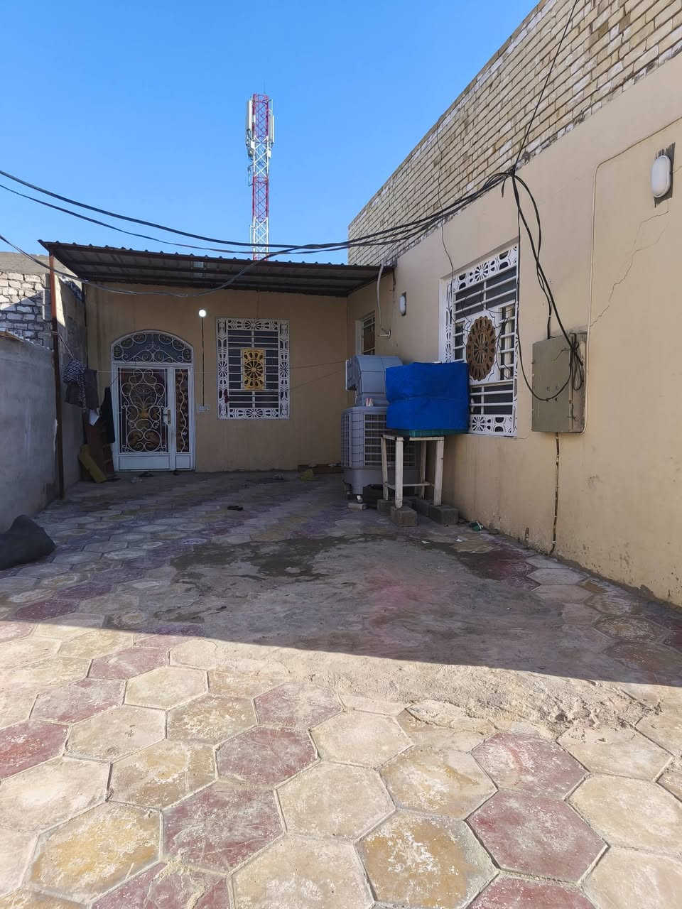 سلام عليكم قطعة للبيع في شارع الحولي قرب ساحة المظفر تحتوي على
 دارين + مضيف مساحة بناء 250 متر 
عرصة 500 متر 
سعر 200 مليون مع المجال 
للاستفسار تواصل على رقم ***********
