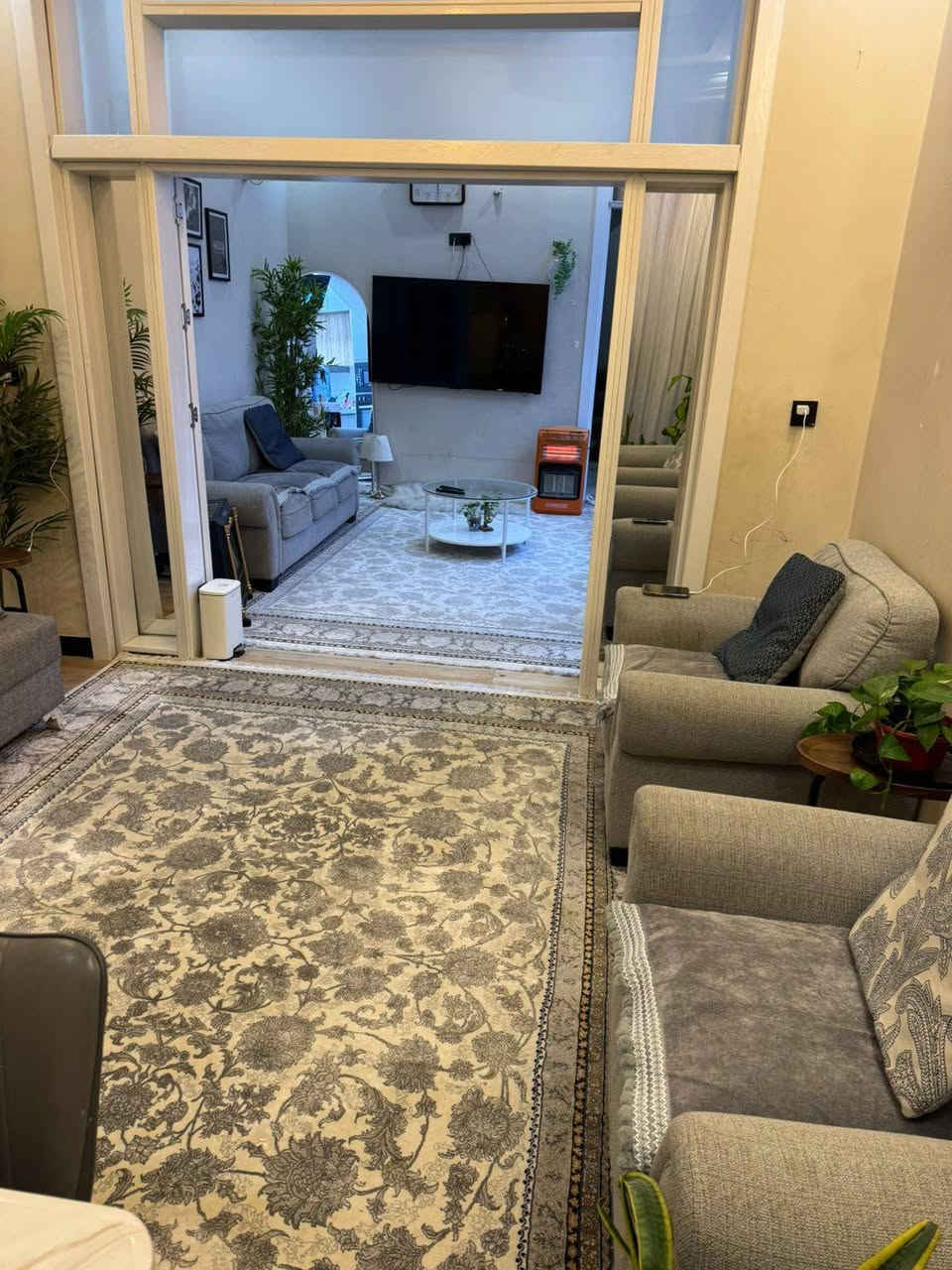 علان بيت للبيع في كربلاء حي الاخلاص قرب شارع حولي ابو مهدي المهندس شارع زوار الامام الحسين المساحة ٩٠ يتكون من طابقين ٣ غرف نوم استقبال صالات ٢ حمامات ٣ مطبخ مناور بلكونه بناء طابوك للستفسار *********** السعر ١١٥ مليون طابو زراعي سند ٢٥
