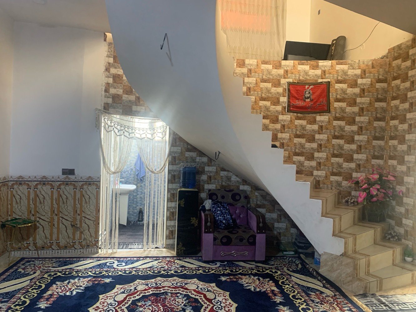 🏡 للبيع دار سكنية مميزة – كربلاء / الحر الصغير

فرصة مميزة لامتلاك دار جاهزة للسكن في موقع هادئ ومتكامل الخدمات، قريب جدًا من جامع المهدي.

📍 الموقع: كربلاء – الحر الصغير (ركن)

📐 المساحة: 240 م²
📏 الواجهة: 10 م
📏 النزلة: 20 م

🏠 مواصفات الدار:
✅ طابق واحد.
✅ غرفتا نوم.
✅ إحدى غرف النوم تحتوي على سويت (حمام خاص).
✅ صالة كبيرة.
✅ استقبال واسع.
✅ حمامان داخليان.
✅ حمام خارجي في الطرمة.
✅ مطبخ.
✅ حديقة أمامية.
✅ بناء حديث بعمر 4 سنوات فقط.

🌟 مميزات الموقع:
✔️ دار ركن يمنح خصوصية ومساحة أفضل.
✔️ منطقة هادئة وشعبية راقية ومكتملة الخدمات.
✔️ قريبة من المدارس، الأسواق، والجوامع وجميع الاحتياجات اليومية.
✔️ المنطقة مخدومة بشبكة المجاري والكيبل الضوئي (الألياف الضوئية للإنترنت).
✔️ جاهزة للسكن مباشرة، ولا تحتاج إلى أعمال ترميم.

📞 للاستفسار والمعاينة:
📱 ***********
📱 ***********

✨ دار يجمع بين الموقع المميز، وحداثة البناء، والتصميم العملي. المعاينة خير برهان، والبيع للمشتري الجاد.