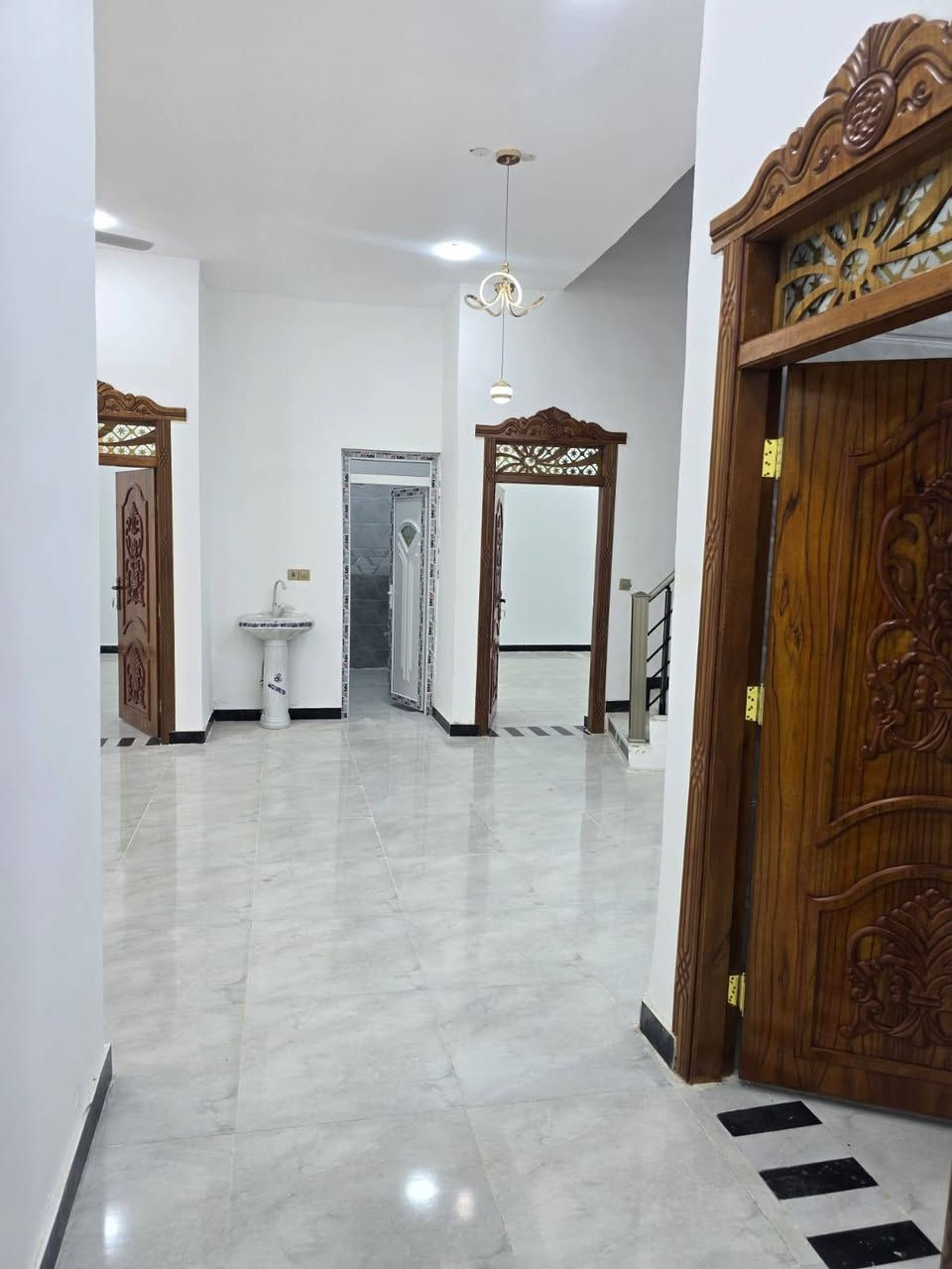 تفاصيل داخل الفيديو إلا ستفسار رقم الهاتف *********** يتوفر الدينا بيت للبيع في ابي الخصيب حمدان قريب من شارع الرئيسي السايدين الفوك وقريب من شارع مركز حمدان طابو زراعي عراقي سند 25وكله ونسخه من طابو مباشر تكاتب معا ابو طابو عراقي موجود مساحة البيت 200م يحتوي على 2غرف منام وصاله اوديوان اومبطخ اوكراج وحديقة بيت بناء جديد شغل دراجة أولى جميع الخدمات منطقة متكاملة السعر البيت 97مليون أو وقابل اللتفاوض مكان كلش حلوة بيت جاهز للسكن قير مسكون تسليم مفتاح ***********
