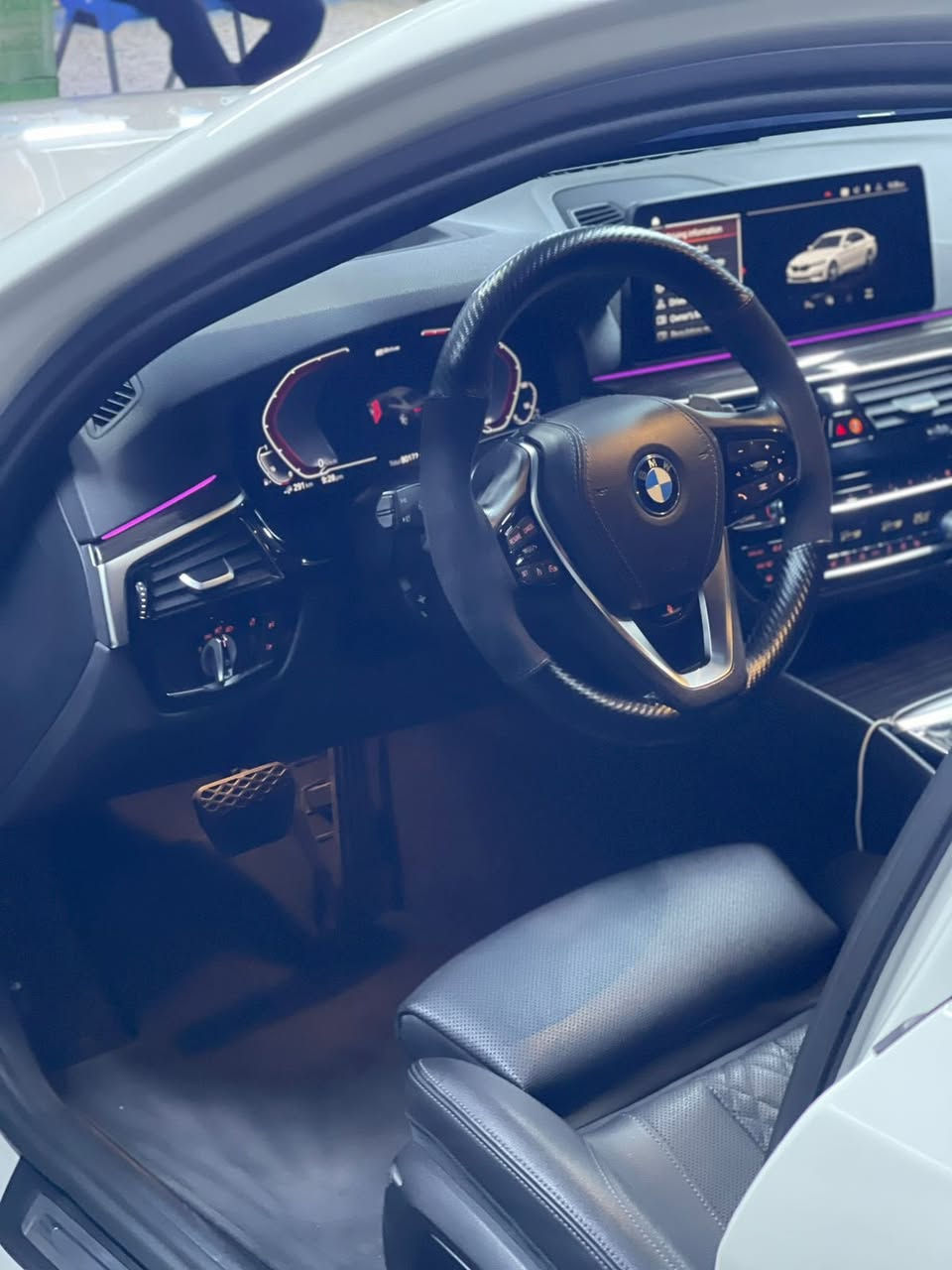 السلام عليكم 
‏  2023  BMW 530e G30
بلگن
يعني ٣ انظمه تشغيل 
بانزين 
هايبرد 
شحن   
عداد المسافة :48 الف 
رقم بغداد دولي الجديد 

حجم المحرك : توين توربو ( 4,سلندر )
ملاحظة السيارة : بدون ايرباك كلهن سليمات 🛑الحادث بنيد و ربع الجاملغ الأيسر
البنيد مبدل بواحد اصلي وكاله و مصبوغ 
و الجاملغ مصبوغ فقط الخشم ماله يعني ربعه بس 
السياره صفر مسج ولا عطل 
فول فول مواصفات 1/1
فتحة سقف
دعاميات ام 
دواخل مختمه m
عدادات 330 m 
كيج الكتروني
بصمة ابواب
بصمة تشغيل
تشغيل عن بعد ,𝐑𝐄𝐌𝐎𝐓𝐄 𝐒𝐓𝐀𝐑𝐓
سيتم سماعات harmen 
شاشة دشبول ديجيتال
شاحن هاتف لاسلكي 
داتا شو 
كاميرة خلفي
كير ماوس
شفتات كير استيرن 
هاند بريك بصمة
اوتو هولد ،𝐀𝐔𝐓𝐎 𝐇𝐎𝐋𝐃
اوتو ستارات،𝐀𝐔𝐓𝐎 𝐒𝐓𝐀𝐑𝐃
اوتو ستوب ,𝐀𝐔𝐓𝐎 𝐒𝐓𝐎𝐏
رادار امامي (تحديد مسار)
رادار جانبي  (نقاط عمياء)
رادار خلفي (التحذير من الاصطدام)
حساسات °360
حساسات امامي 
حساسات جانبي
حساسات خلفي
نظام ,𝐄𝐂𝐎
نظام ,𝐍𝐎𝐑𝐌𝐀𝐋
نظام ,𝐒𝐏𝐎𝐑𝐓
نظام ,𝐓𝐎𝐖/𝐇𝐀𝐔𝐋
نظام ,𝐒𝐋𝐈𝐏𝐏𝐄𝐑𝐘
داخل ليد 𝐋𝐄𝐃
ابل كار بلي
تحكم استيرن
استيرن تدفئة
كشنات جلد 
كشنات كهربائي 
كشنات خزن+ميموري
كشنات تبريد
كشنات دفئة 
صندوق شفط كهربائي 
لايتات ليد وعدسة زينون بيلادي
بلوجكترات 𝐋𝐄𝐃 بيلادي
بكلايتات 𝐋𝐄𝐃 بيلادي
ويل كروم سبورت
شباك led اصلي 
تخم تاير جديد قبل كوم يوم بدلته
دهن و ماء أصليات مبدل بالوكاله 
تفاصيل اكثر الاتصال على الرقم 
***********
سياره كامله و جاهز دينار مصرف مابيها
