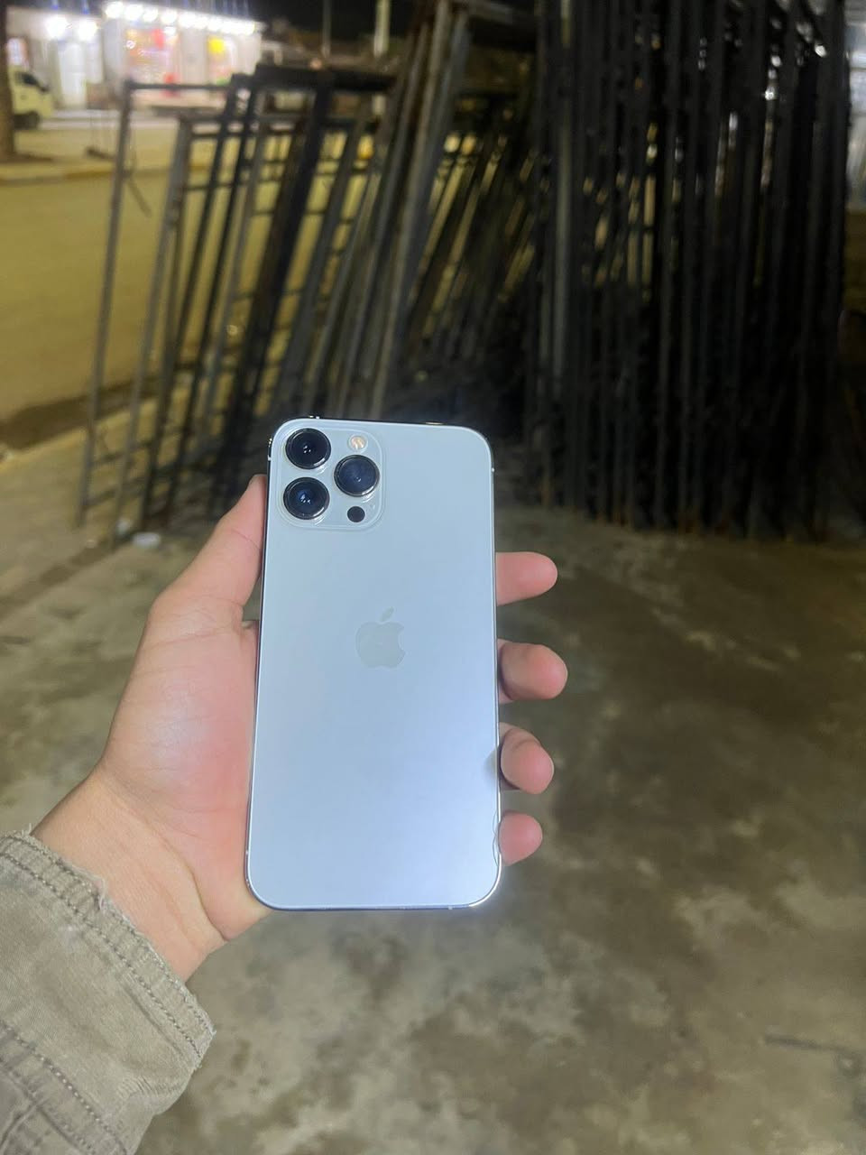 لبيع – iPhone 13 Pro Max
▫️ السعة: 256GB

▫️ البطارية: 90% 

▫️ اللون: ابيض

▫️ الحالة: نظيف جداً،  بس  هاي لسعه بضهر ممبينه موضح بصوره

▫️ الشاشة والكاميرات شغالة 100%، الجهاز غير مفتوح، لا صيانة ولا تبديل قطع

 استخدام خفيف، محافظ عليه بشكل ممتاز

السعر 690 بي مجال للشراي ***********
