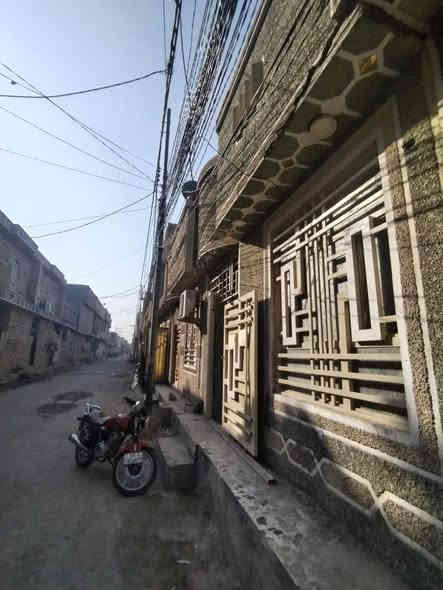 بيت للبيع او للايجار في حي النواب  واجهة 5 متر طابق واحد البناء بلوك حديث كامل الخدمات ماء كهرباء ومجاري عرض الفرع 8 متر قريب الشارع العام 
السعر 78 مليون 
للاستفسار الاتصال على الارقام التالية :
***********
***********
