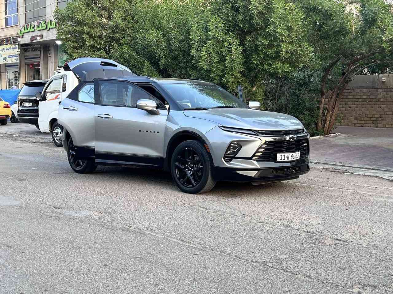 السلام عليكم ... رمضان كريم عليكم ... بلايزر RS وارد امريكي موديل 2023 فول ماعده الفتحة  الموصفات .... بصمه تشغيل عن بعد  كشن حار وبارد رادار امامي وجانبي توقف ذاتي والموصفات البقيه المعروفه محرك 6 سلندر 3600 بدون حادث السياره اني مستورد بسمي بيه تقرير مياه والسياره مكفوله كفاله عامة شرط الفحص محرك كير كشر من الصبغ والتبديل معروضه 240$ وبيه مجال رقم بغداد بسمي الاتصال ...(***********) ماشيه 18 الف السياره اخت الزيرو ومعوف البلايزر الوحش
