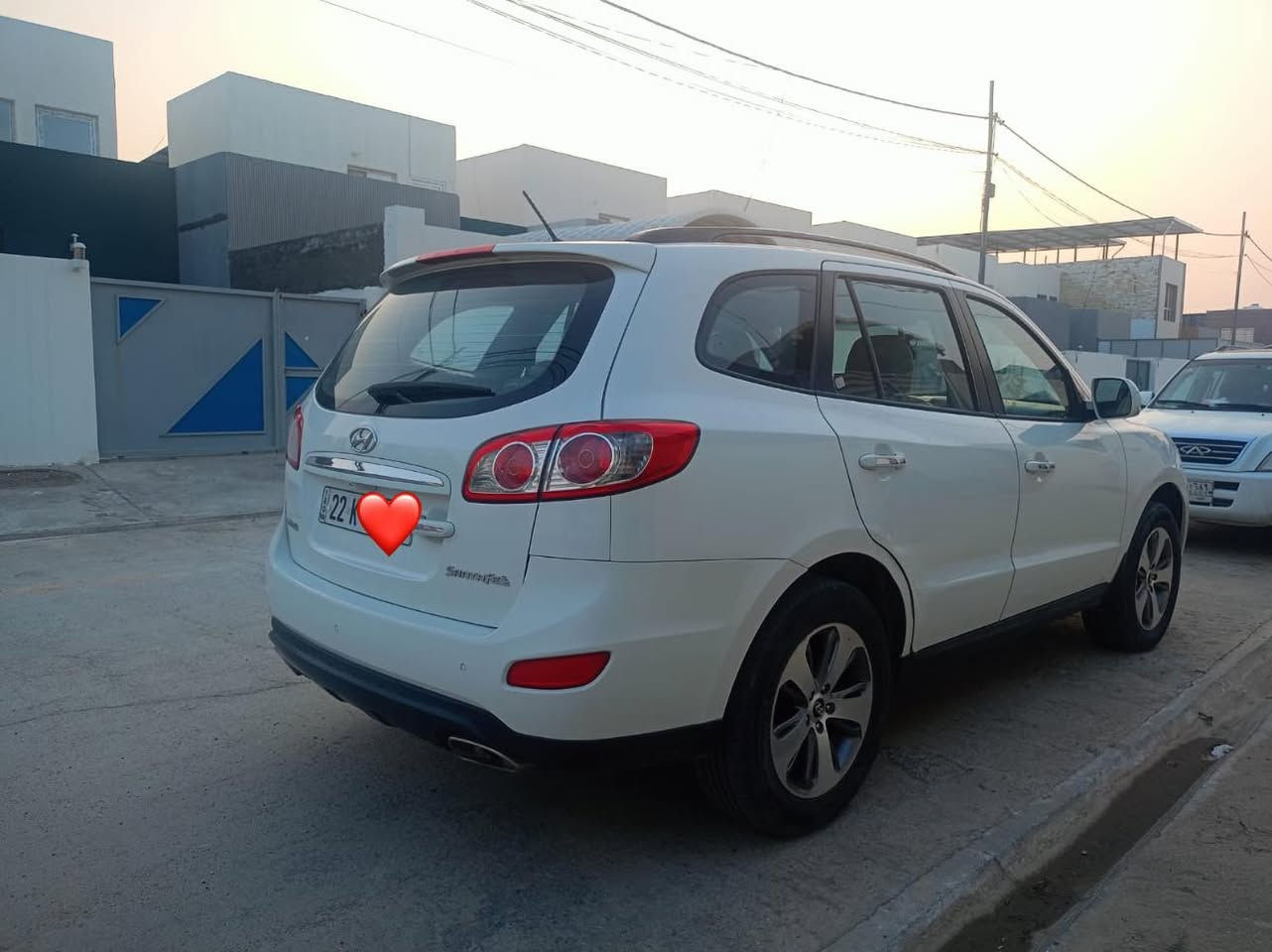 سنتافي موديل 2012
(تحويل وكاله)محرك 4 سلندر 2400

السيارة تشغيل بصمة 

ابواب بصمة 

حساس خلفي 

كشن كهرباء 

3 شاشات + كامرة 

تحكم ستيرن جهتين 

فتحة سقف 

تايرات جديدة  سياره ما عايزه برغي  سعر ١٤٩ وبيه مجال
***********
