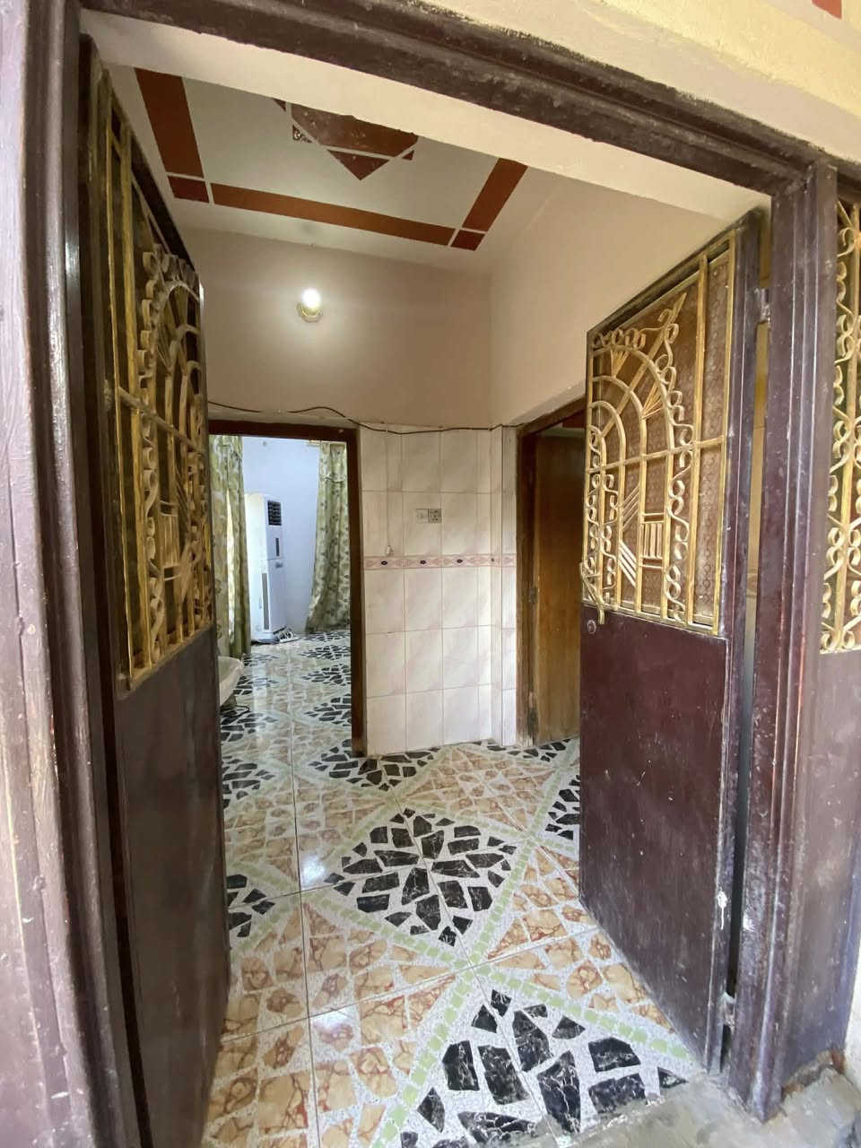 دار #للبيع بيع مستعجل
حي الرساله شارع مصرف بغداد
مساحه سند 243
واقع حال 300 

بناء طابوق 

شارعه 6 كما موضع بصور 

طابقين يحتوي ع 4 غرف نوم  
حمام عدد ٢
استقبال 
هول
صاله فوك وجوه
باقي تفاصيل بالصور
السعر  115 قفل 
للاستفسار 

‭0786 959 8192‬
