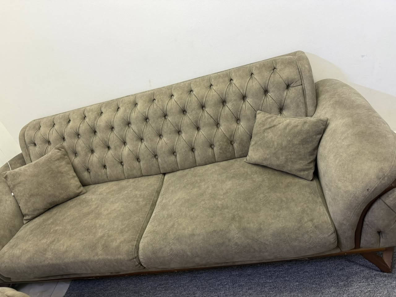 السلام عليكم تخم تركي  ماخذينه مليون ونص  عارضينه ٦٠٠ وبي مجال. عنوان بغداد 
***********
