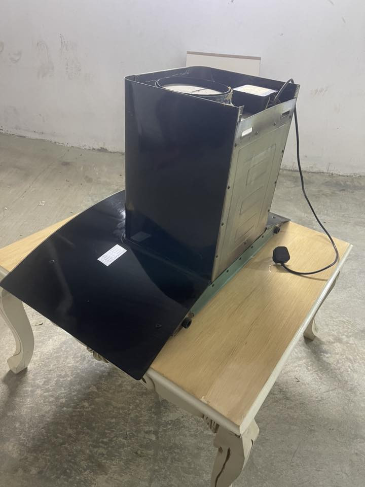 سڵاوی خوای گەورەتان لێبێ 
ئەم دووکەڵ کێشە بۆ فرۆشتن بێعەیبە 
هەر بەلۆکی ماوە لایلۆنی شەریکەی پێوەیە 
سعریشی گونجاوە 
ژ.م***********
