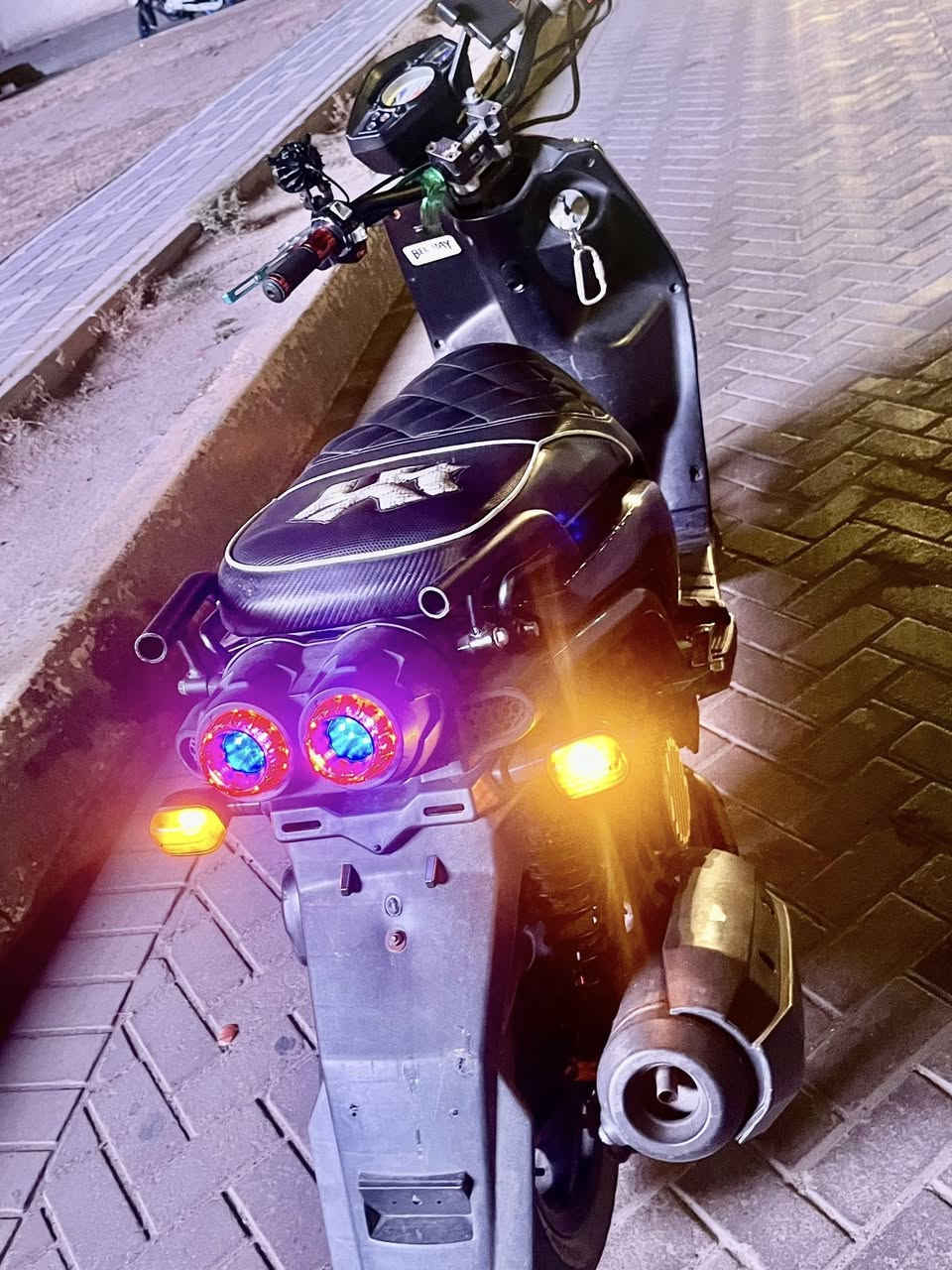 السلام عليكم..

دراجه سكنس جبلي (للبيع -فقط) 
لون اسود 
محرك بلادي ملاح فولل ( سبانه ماممدوده عليه)
دبل اشاره
كهربائيات كلهن شغاله 
مابيه نقص 
1-ستاند صفح رياضي
2-فج رياضي
3-يدات رياضي
4-جاملق رياضي 
. مزوده شي قليل خارج فقط
(محرك بلادي ملاح فولل) 

——مكاني بغداد/ مدينه الصدر /قرب ساحة مظفر
رقم الهاتف(***********) واتساب بي
——ملاحظه (ملاحظه الدراجه مضلومه بل صور بل حقيقه احلى تجي وتشوف بعينك)
السعر(950) وبيه مجال
