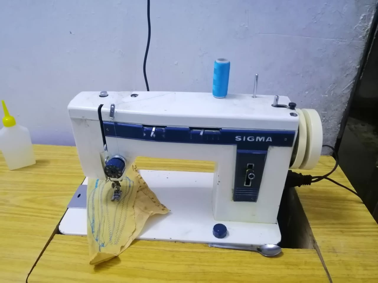 مكينة خياطة ام الزكزاك تخيط عادي وزكزاك كاملة مكينة وماطور ودواسة وميز السعر ٧٥ قفل المكان نجف حي ميسان ***********
