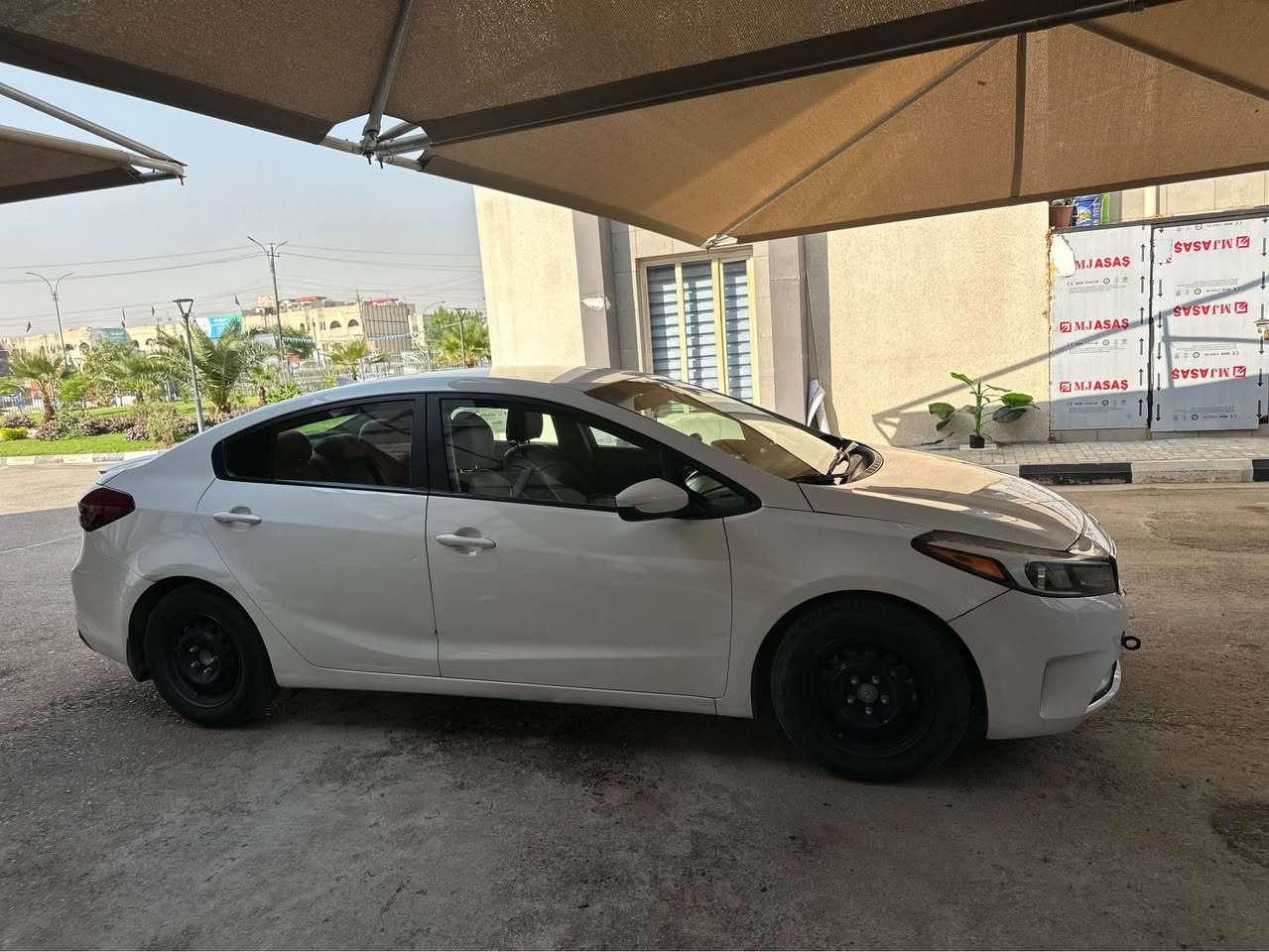 فورتي موديل 2017 رقم اربيل بأسم شركة تحويل او وكالة 
مكانها بغداد 
ماشية74 الف مايل 
محرك 2000 دوش
حادثها من امريكا بنيد فقط هنا بالعراق صار بيها تخريب وانصبغت صفحة وقمارة وصندوك بدون قطرة معجون وبدون تصليح  انصبغت انذب عليها بطش والصفحة الثانية بيها شخوط بسيطة موضحة كلها ليبل واحد
السيارة لغود شواصي دواخل مكفولة عليها ادامة كاملة مجاول نوزلات بلكات تخم تاير كير مكينة كفالة من الفتح دواخل جديدة شخط مابيهم كشنات مدوشمة جلد درجة اولى تبريد ثلج كامرة خلفية شاشة بلادية ابل كار بلي . 

للبيع او مراوس السعر 100 ينزل منها الغرامات والتحويل . 

*********** بغداد, العراق
