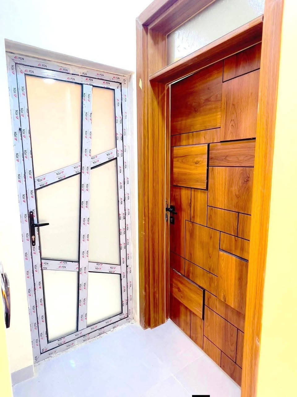 ##
مشتمل ركن حي الظباط
منطقة حي الجهاد ديوان الضباط 
مساحه كل مشتمل 55 متر ثلاث طوابق. 
خلف الاربع شوارع مباشرة 
جبهه 6 متر نزال 9 وربع 
طابقين ونص 
مدخلين صاله مطبخ
 معزول حمام منور  
ويحتوي الطابق الثاني على:-☝️☝️
غرفتين نوم😴😴 وحمام 
طابق الثالث :-  بيتونه وغرفه😴😴 وسطح

للاستفسار الاتصال  *********** يوجد واتساب 📞
