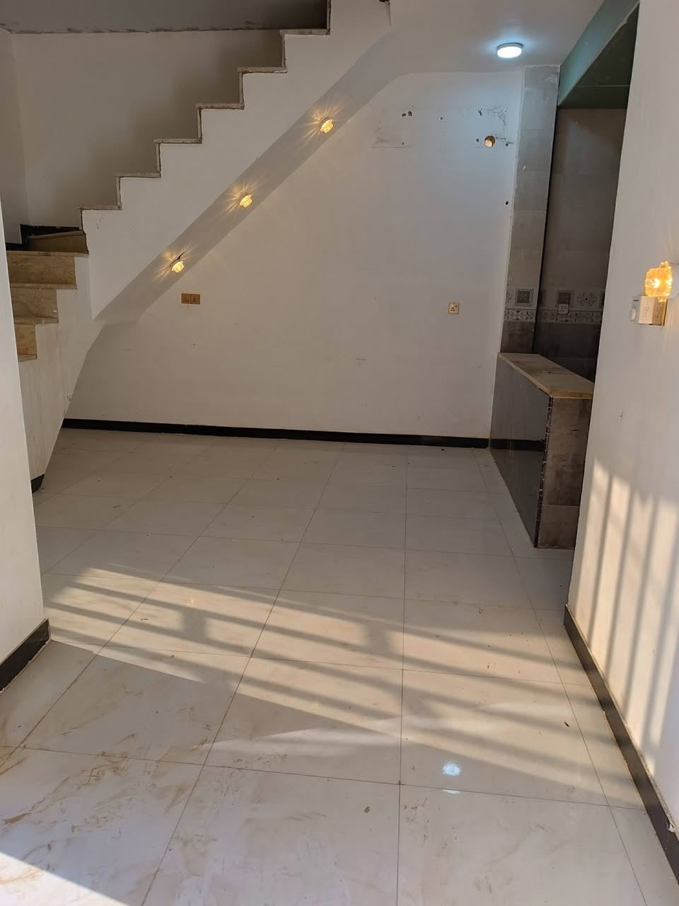 للإيجار
المكان السديناوية شارع صفي الدين قرب محل بشير 
المساحة 100 متر 

الإستفسارات الاتصال على الرقم ***********
