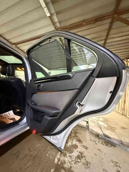 السلام عليكم
للبيع فقط …!
السعر / 15.000 $ ( 150 ورقة 💵 )
E200 

الموديل 2011
E Class 212
حجم المحرك 2.0 
تك تيوربو
ممشى السيارة / 173 الف كيلوا
اللون / سلڤر
الداخل / مخمل رصاصي طوخ + جلد اسود 
المقاعد / كهرباء ⚡️ 
ليد داخلي مع بطاين أبواب
تحكم ستيرن 
مرايا كهرباء ( شفط ريمونت مع جوزة داخلية ) 
حساس ( أمامي / خلفي ) 
طخم تاير مع ويل كب حجم ١٧ جديد
ريمونت شغال لكل السيارة
فتحة سقف كهرباء ⚡️ جام أسود 
 لايت ترحيب  ( زنون عالي / ناصي )
برادي أبواب عدد ٢ خلفي فقط 
بدون سيرفيس 
بدون أي مسج بداخل دشبور العدادات 
گير طرح 
الاضرار / ابواب ( سائق + خلف السائق 
صبغ من تحت الابواب فقط ) 
و بارد ( گصة البنيد ربع متر فقط )
و الباقي كفالة عامة 
و السونار موجود مع صور السيارة 
منشأ السيارة / ألمانيا 🇩🇪 
الوارد /خليجي  🇦🇪  🇶🇦  🇰🇼 🇴🇲 🇧🇭 🇸🇦 
للاستفسار على رقم التلفون 
واتس آپ او مباشر ***********
