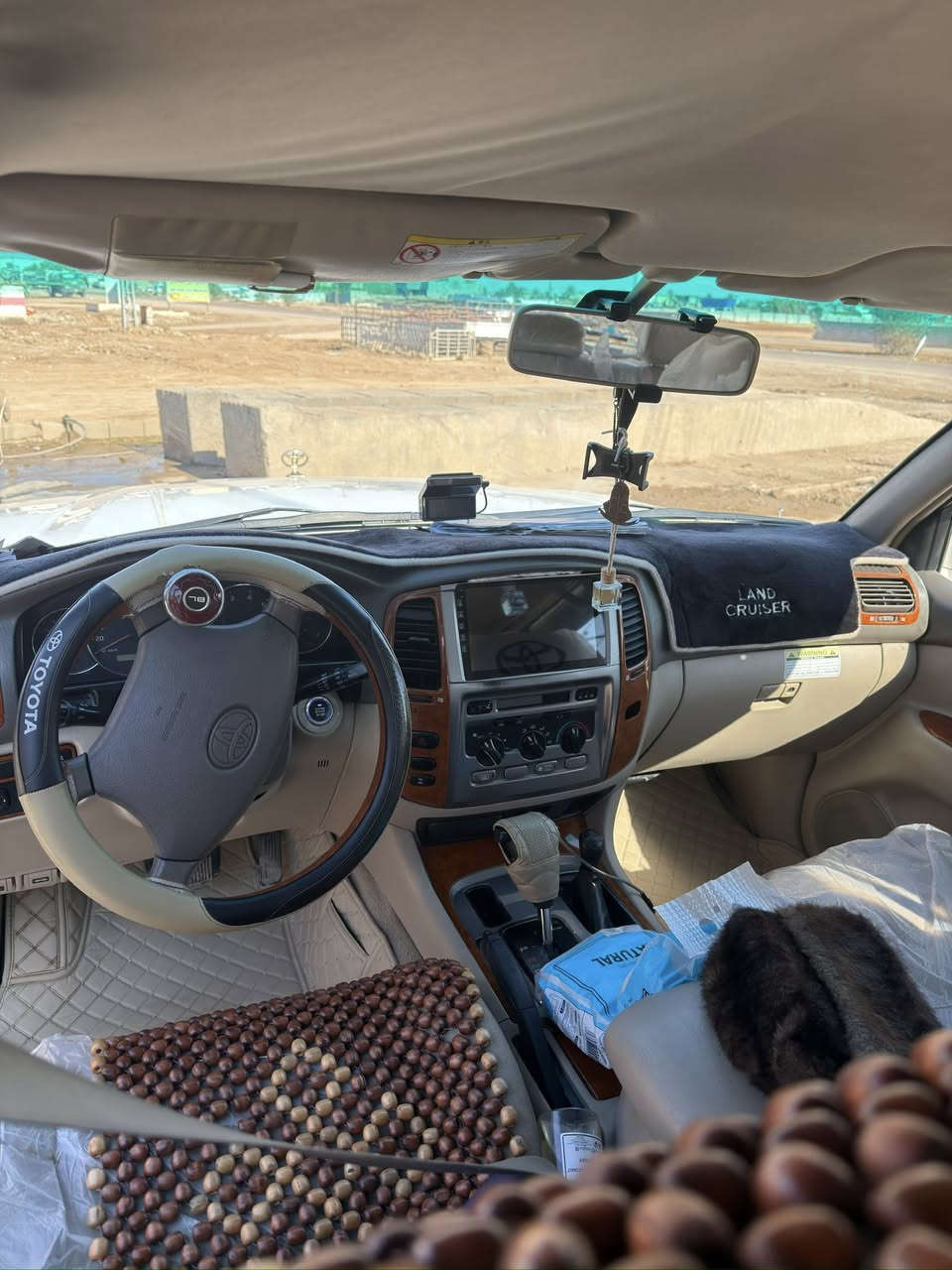 السلام عليكم اخوان /لاندكروز 2005 ياباني الاصلي سعودي /فول عدى الفتحة شادلها بصمه إطفاء وتشغيل عن بعد /دبل تانكي / رقم سليمانيه باسمي تريد تحويل بكلر تريد بسليمانيه بيها صبغ قليل حافهبالجنطه وشبر بالجامرلغ امامي صبغ 
باقي كفاله حداديه جديد (السعر 195 )وبيها مجال العنوان ديالى *********** بلا زحمه بس الشراي يتصل وربي يرزق الجميع
