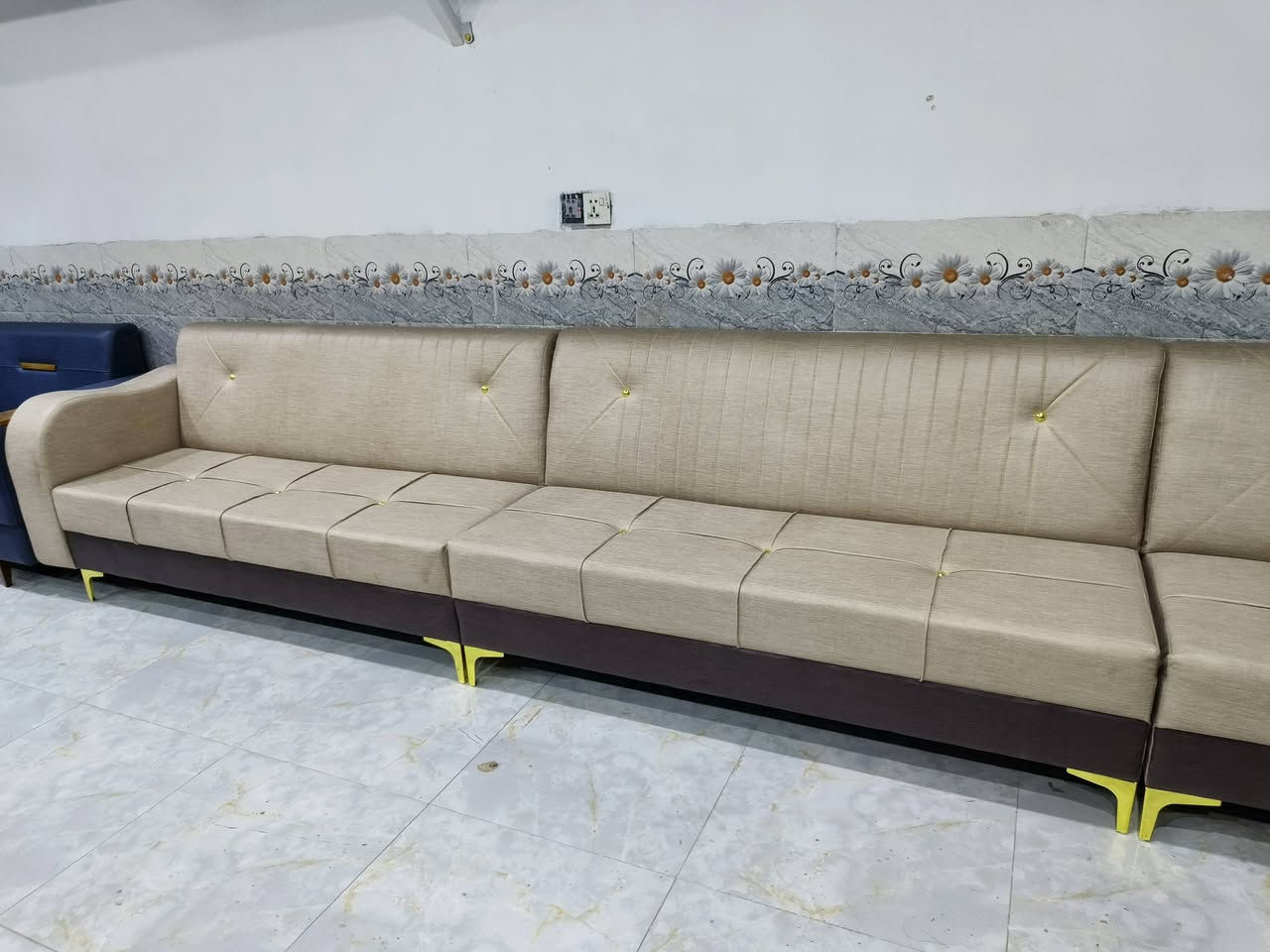 مرحبا زبائنا الكرام 🌹🌹

يوجد لدينا ديوان عشرة مقاعد🛋
 
المواصفات العمل 📃👇
الخشب بلاويد (١٠ ملم) بالكامل 
الاسفنج مميز اول 
القماش وتر بروف
الارجل حديد لون ذهبي و عضم عاج الاصلي
✅ ملاحظة: 
⚫ يوجد نظام الاقساط على الماستر كارد حصرا 
🔵 ضمان حقيقي خمسة سنوات 
🟣 يوجد اكثر من موديل كما هو موضح بالصور
🔴   مع كل الديوان ستة كوشات هدية 

العنوان: 
١- معمل ابن شاكر / شارع الحي /  قرب محطة وادي السلام
٢-معرض ابن شاكر / شارع دور العمال/ مقابل جامع الرسول الكبير  

الهاتف 📳
١- ***********  
٢-  *********** 
السعرالمتر : ٩٥ بدل١٢٠ كمية محدوة
