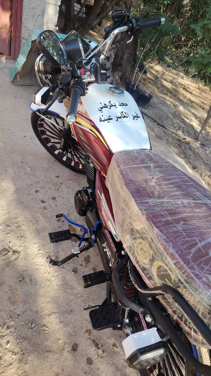 السلام عليكم دراجه البيع موديل 2025ضاقط وزنجيل السعر ٩٥٠ وبيه مجال حك جيه مكاني المحمودية رقم هاتف ***********
