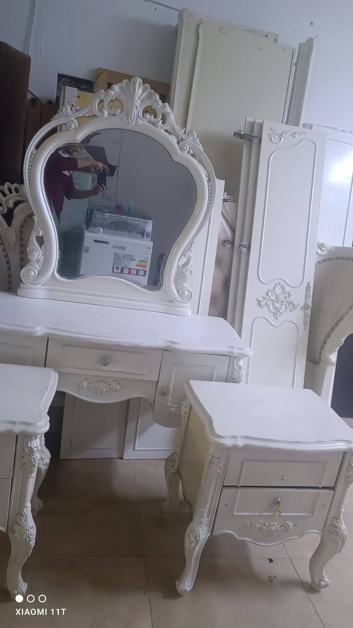 للبيع غرفة نوم ملكية 5 قطع ب375 الف للتواصل ***********
