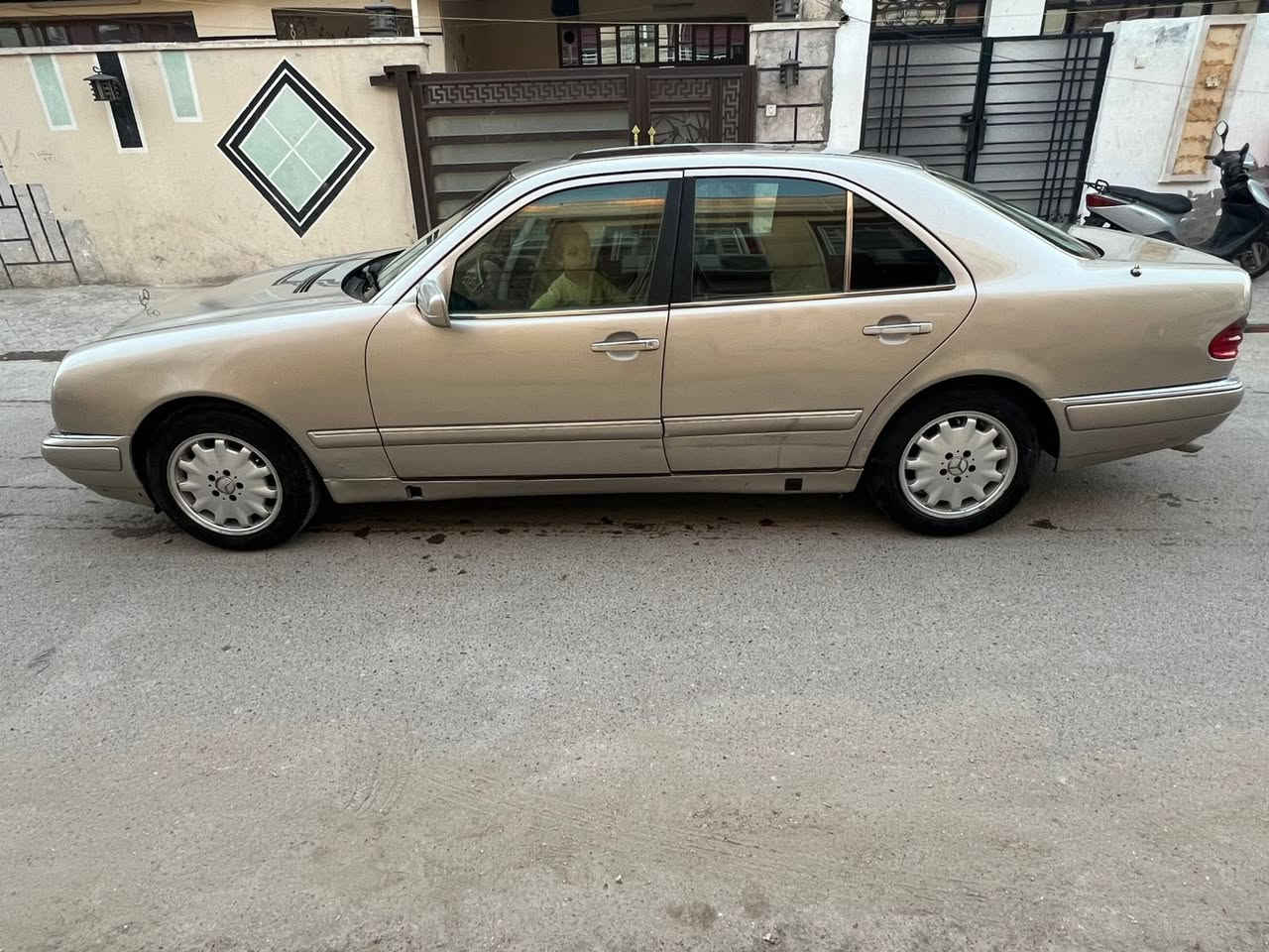 السلام عليكم 
مارسدس ام عيون موديل 96. 
مكينه عدله جديده  
تبريد تدفئه جديده
دشبول جديد كشناتها جلد نضيفه ومغلفيها 
سلايد روف 
تحكم كشنات 
شاشه 
السياره كلشي بيها شغال حته زراكات الايتات 
السياره كامله وخير من الله باسمي 
السعر 95 وبيها مجال 
الكريعات 
*********** 
***********
