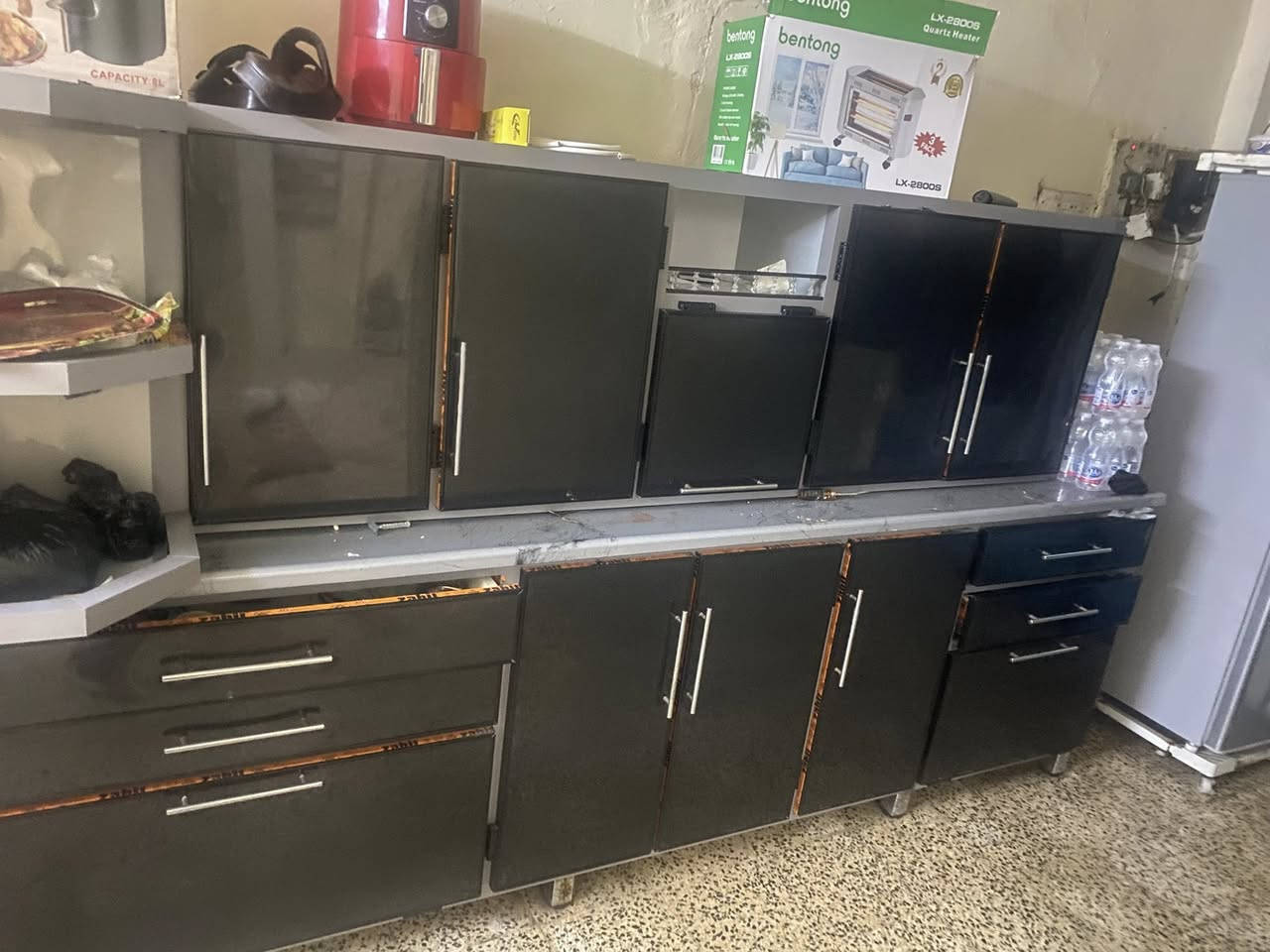 السلام عليكم كاونتر تفصال جديد سبوعين نضافه 100/100 سعرو 400 مع ثلاجه حجم كبير سعرو 200 التواصل ***********
