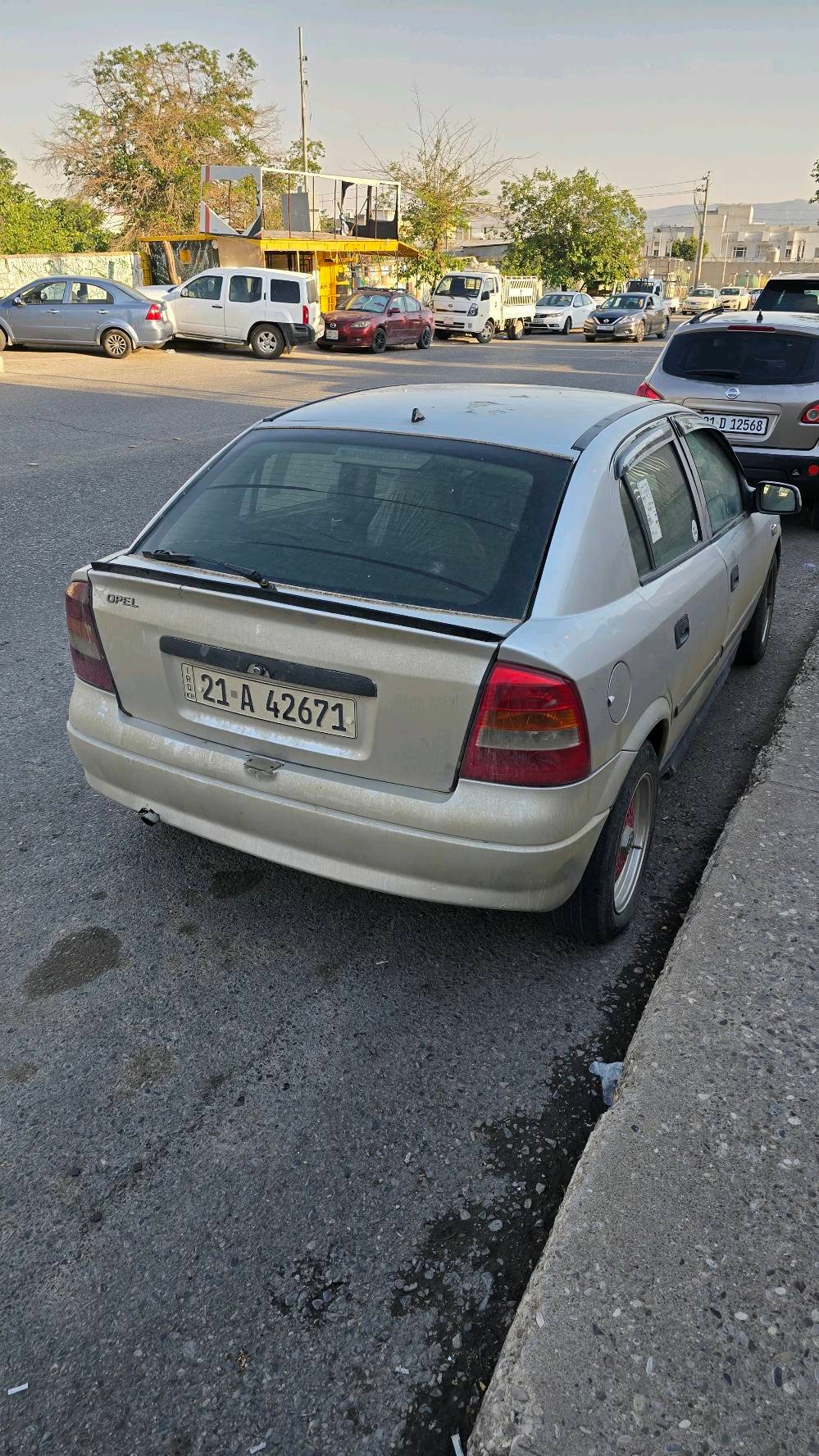 opel astra 2002
وين موقع السيارة بالضبط؟ حتى المشتري يعرف وين يجي يشوفها.: 
السليمانية
شنو سعة المكينة وشنو نوع القير: عادي لو توماتيك؟: 
كير عادي و محرك ٢٠
شكد حالتها الميكانيكياً: المكينة، الكير، المكيف، والكهرباء كلها شغالة زين؟: 
كله شغاله
شنو السعر النهائي؟ وهل البيع تشخيص لو تحويل؟: 
السياره بسم و اسوي تحويل 