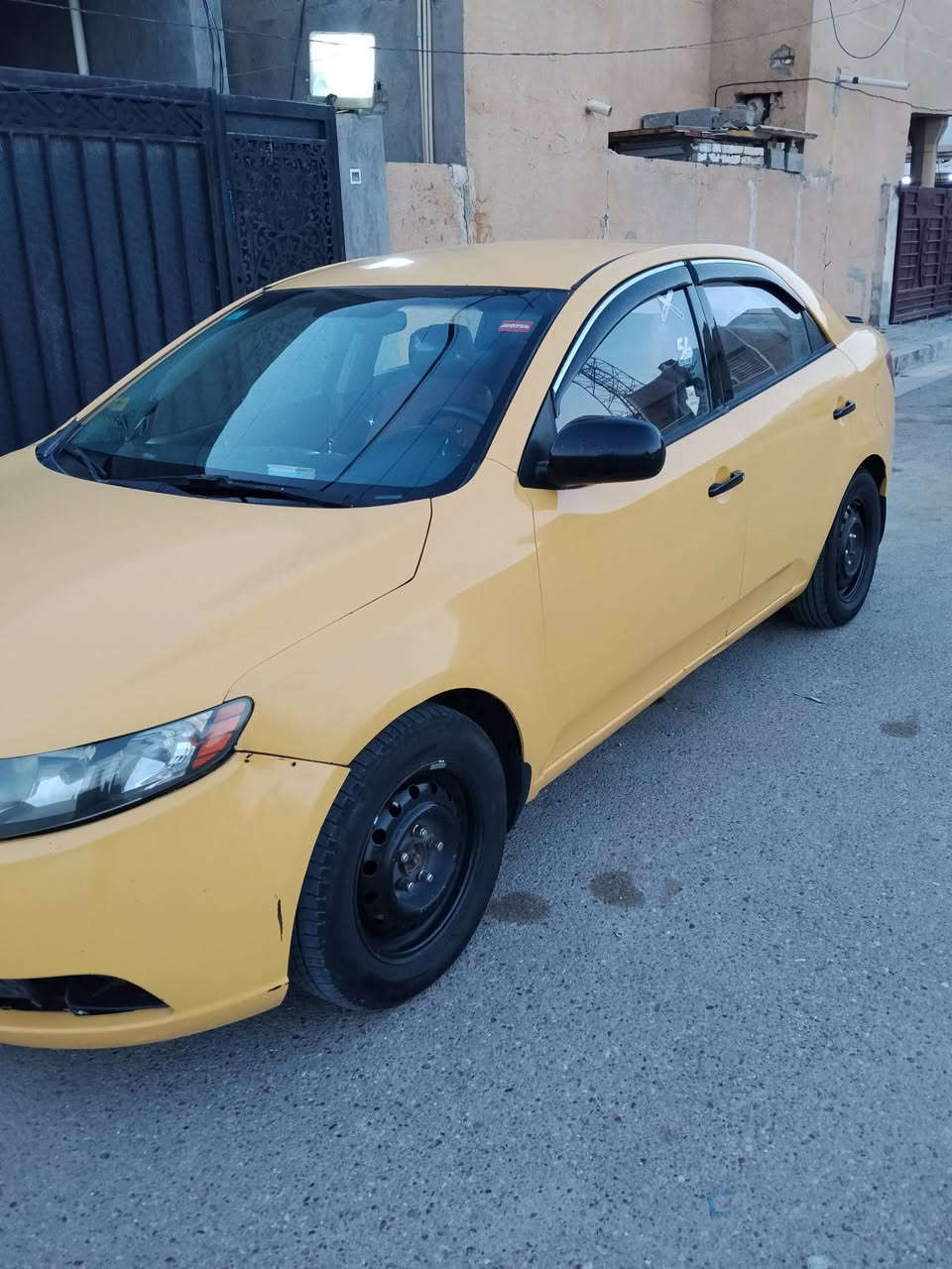 السلام عليكم سيراتو موديل 2012 خليجي ب اسمي رقم بغداد مكفولة من الضربه ومكينة وكير تبريد تدفئة تايرات جديد السيارة مباشر للشارع السعر 88 وبيه مجال مكان السيارة بغداد المحمودية الرقم ***********
