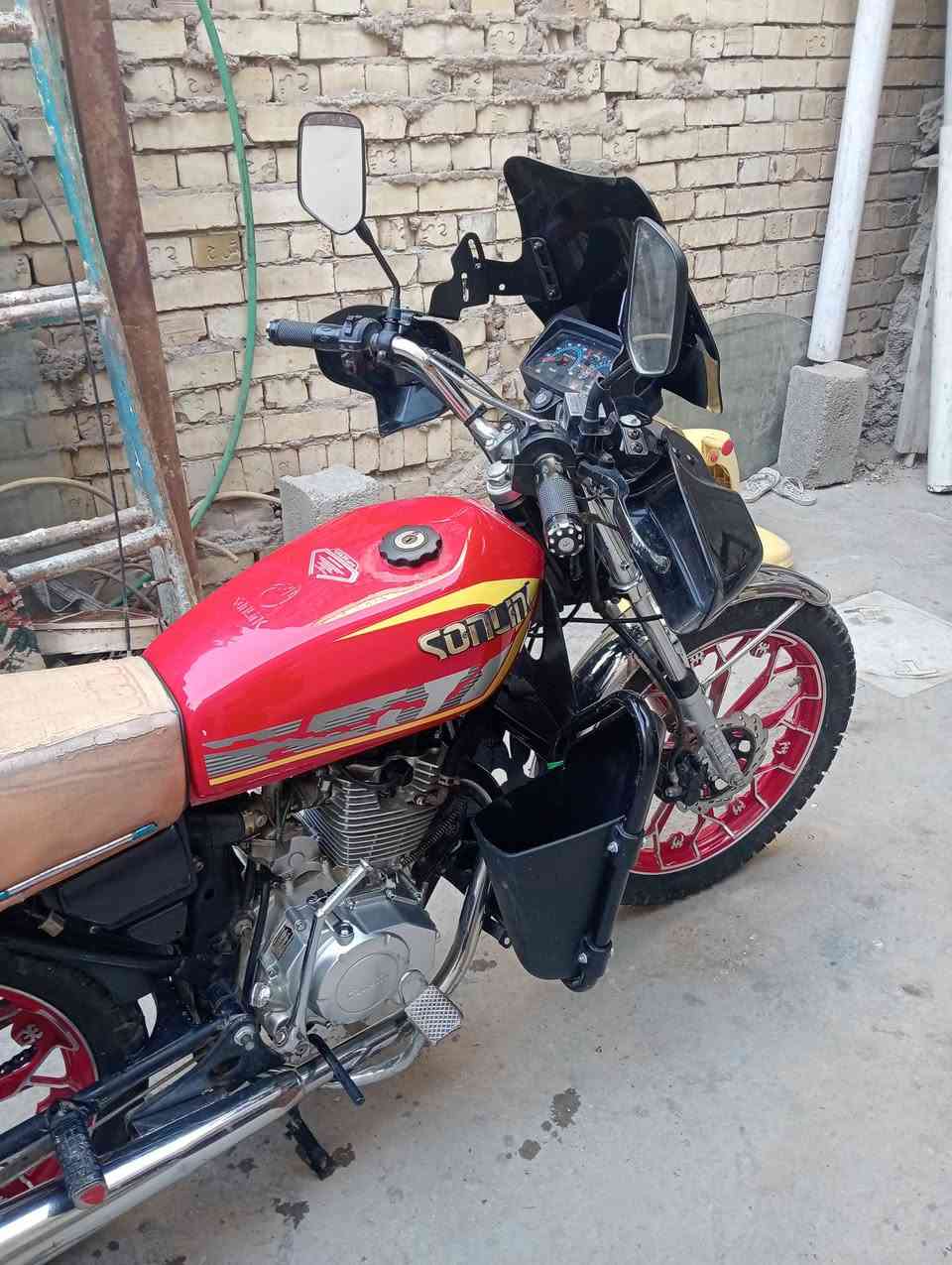 سلام عليكم 
دراجه يرانيه لبيع ماعرف يا مديل دراجه خير من الله جديده مكفوله من كلشي بيه شغله وحده بس الكهربائياء بس ربط كلشي جديد جبت اله اشاير لايت زوج تايرات جدد بس ربط الكهرباء واصله وكامله  بس ربط 
بغداد البلديات السعر 600وبيه مجال حق لجيه 
اوراق ضايعه بس ادليك بيتنه وتكع بيتنه وحجي ويه ابوي اي واحد تريده هواي كتبت صح بس اوضح كلشي احسن 
***********
