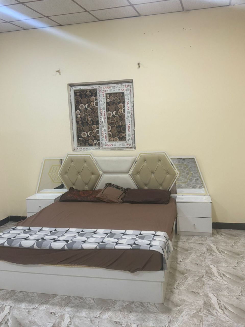 للأيجار
شقه طابق اول  بأربع شوارع تحتوي على غرفتين واستقبال ومطبخ وصحيات سعر الأيجار 500 قفل
07738للأيجار 
 شقه طابق اول  بأربع شوارع تحتوي على غرفتين واستقبال ومطبخ وصحيات سعر الأيجار 500 قفل تواصل مع  الرقم واتساب ***********
