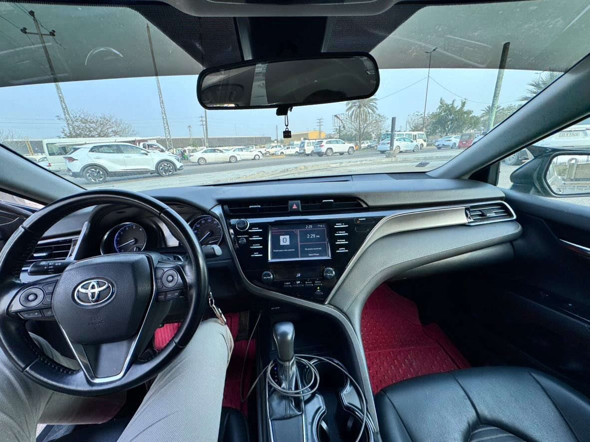 كامري 19 رمادي غامق ميتاليك سياره جديده من جميع النواحي رادار امامي داخل اسود جلد المرغوب اشاير مري توقف ذاتي تحديد مسار تحكمات جهتين عداد مسافه 68 الف حقيقي رقم بابل تواصل معه صاحب السياره ***********
