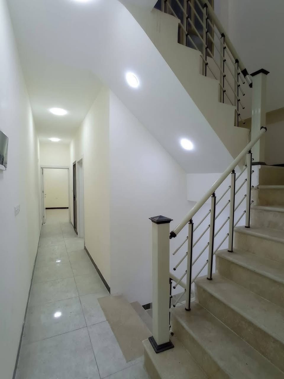 🔑بيت طابو ملك صرف في منطقه الاعضميه سبع ابكار لبيع 🏠
*واجهه البيت(٤م )ومساحه (64 م )يحتوي البيت على( ٤)غرف نوم  + استقبال + صحيات عدد (٢)+سطح (٢)+ مطبخ كبير 
البيت يحتوي على واجهه مرمر + ارضيه طابق الاول مرمر +بايات الدرج مرمر  +🚪ابواب داخليه مودرن بجوده عاليه وباب قاصه 
 للاستفسار مراسله على رقم 📞(***********)
