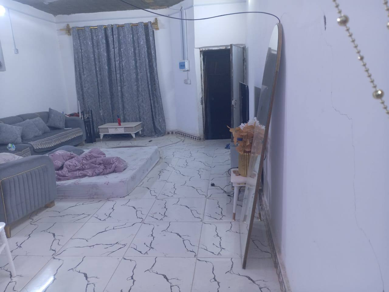 سلام عليكم عندي بيت للايجار طابق ثاني كلش حلو ومرتب كهرباء وماي كله جاهز البيت طابو بضهر شارع العام يتكون من غرفه نوم كبيرة ومطبخ وحمام داخلي وصاله كبيرة عنوان الحيانيه دور الشرطه قرب المعارض للاستفسار الاتصال على الرقم *********** سعره 300 قفل البصرة, العراق
