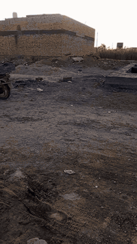 سلام عليكم قطعه للبيع يم مركز الكرادي وجهها عالسكه 100 متر ***********
