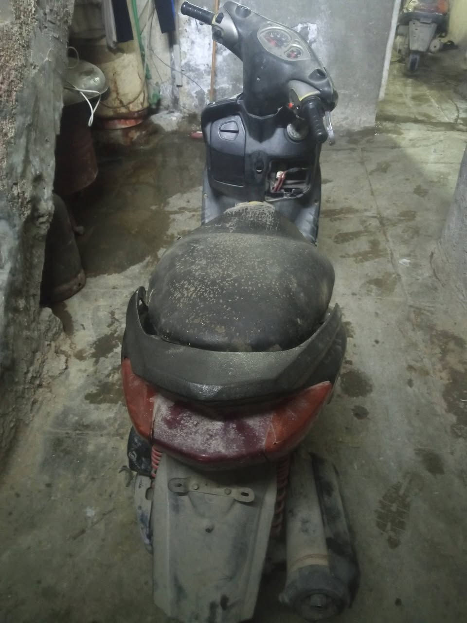 سلام عليكم دراجه سكنس نثيهه ياباني دراجه بلاديه الله شاهد دراجه صاله 4تشر متروكو كامت عندي وعفته عوزه بس تجفين كهربايات شغله كلشي شغال كابريتر خطين ستان حساس دراجه بكاني مدينه الصدر ب 300وبيه مجال وبيع كوم حديد  رقم ***********وتساب متواجد
