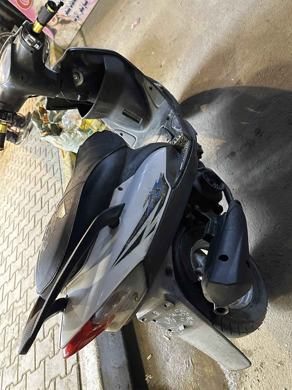 ماكس عدله للبيع
بوشه 55 نوعيه مضبوطه

بيها تزويد خفيف 

كفرات بلادية

شعله و معدل حلوه 

هندر و القبق موجودات 

وتخم كفرات اضافي عليها بلادي لون إسمنتي يعني زوجين عندك
و صارنصه البلادي موجوده  

سعرها 525 وبيها مجال حك جيه 

عنواني بغداد الكريعات شراي يتصل  

***********
