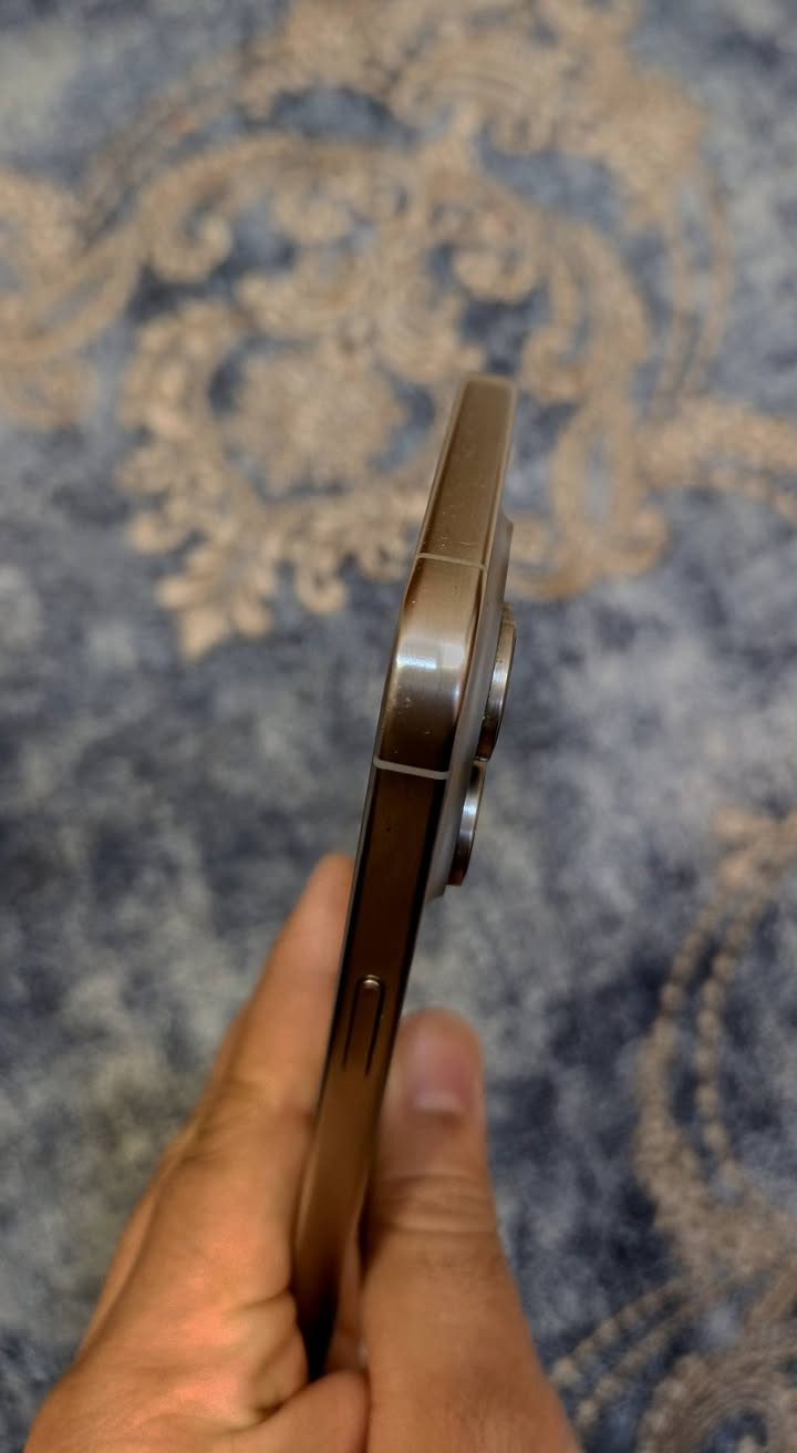 ايفون  15pro max
شرق اوسط 
نضافه 95%
بطاريه 88
ملحقاته كارتونه وكيبل موجودات
لا داخل صيانه ولا مبدل شي
فقط البارحه فلت من ايدي وشاشه صار بنصه بياض وابيعه على وضعه 
 &&فقط شاشه مضرره بي 
&&مكاني بغداد 
&&رقم,, ***********
بي واتساب 
سعره حلو ب650
