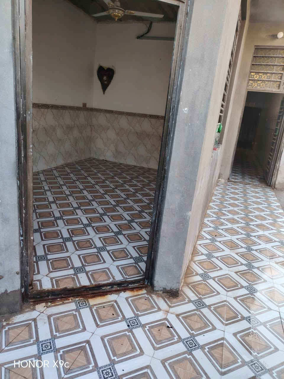 السلام عليكم
بيت ٢٠٠م للايجار بناء ١٠٠م و١٠٠م فارغ في حي الميلاد طريق الجنة عامود ١٣٧ داخل الفرع

الشارع تبليط ومدارس وكافة الخدمات

للاستفسار الاتصال على الرقم ***********
