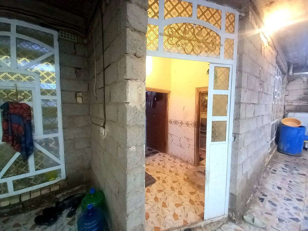 بيت 200 متر للبيع بشارع مجزرة الدجاج مقابل شارع 60 للاتصال ***********
